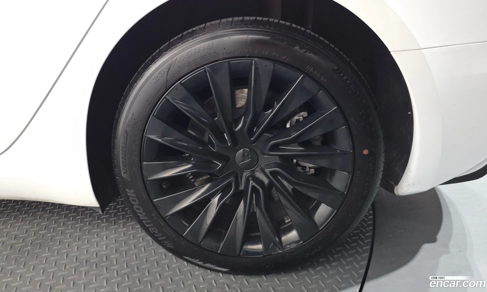 Tesla Model 3 2024 LRW3E7EK111111111 — 10