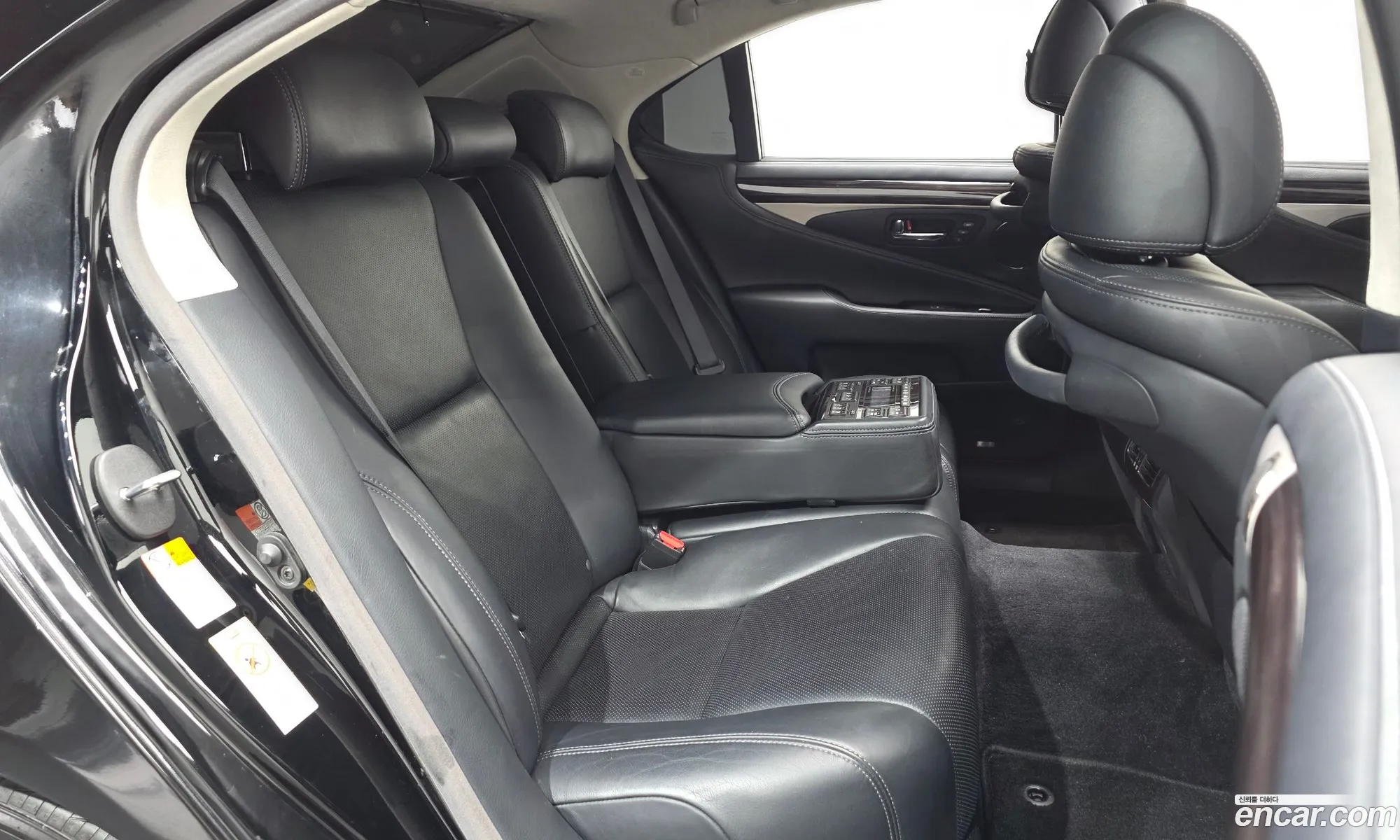 Lexus LS460 2017 JTHCL1EF1H5027681 — 19