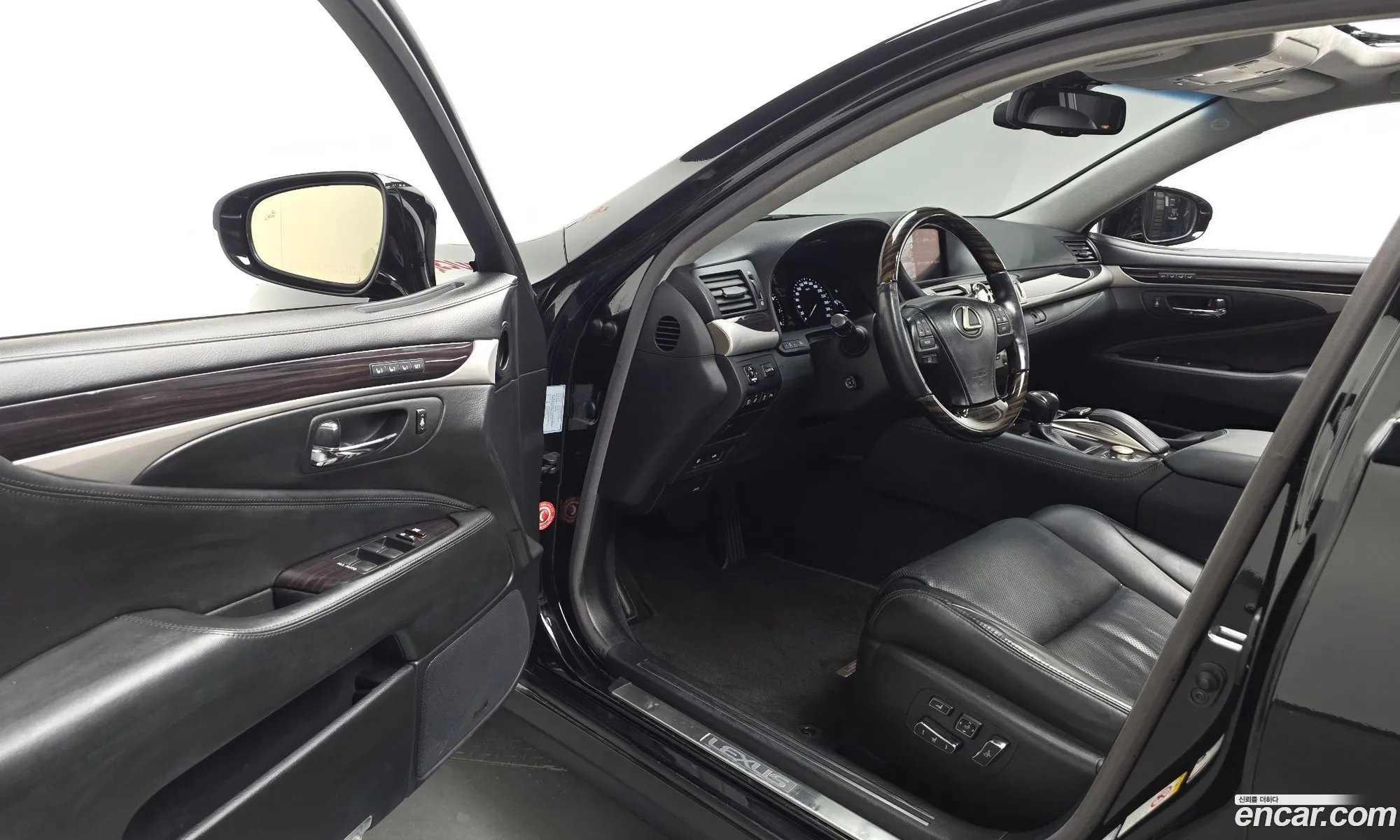 Lexus LS460 2017 JTHCL1EF1H5027681 — 4