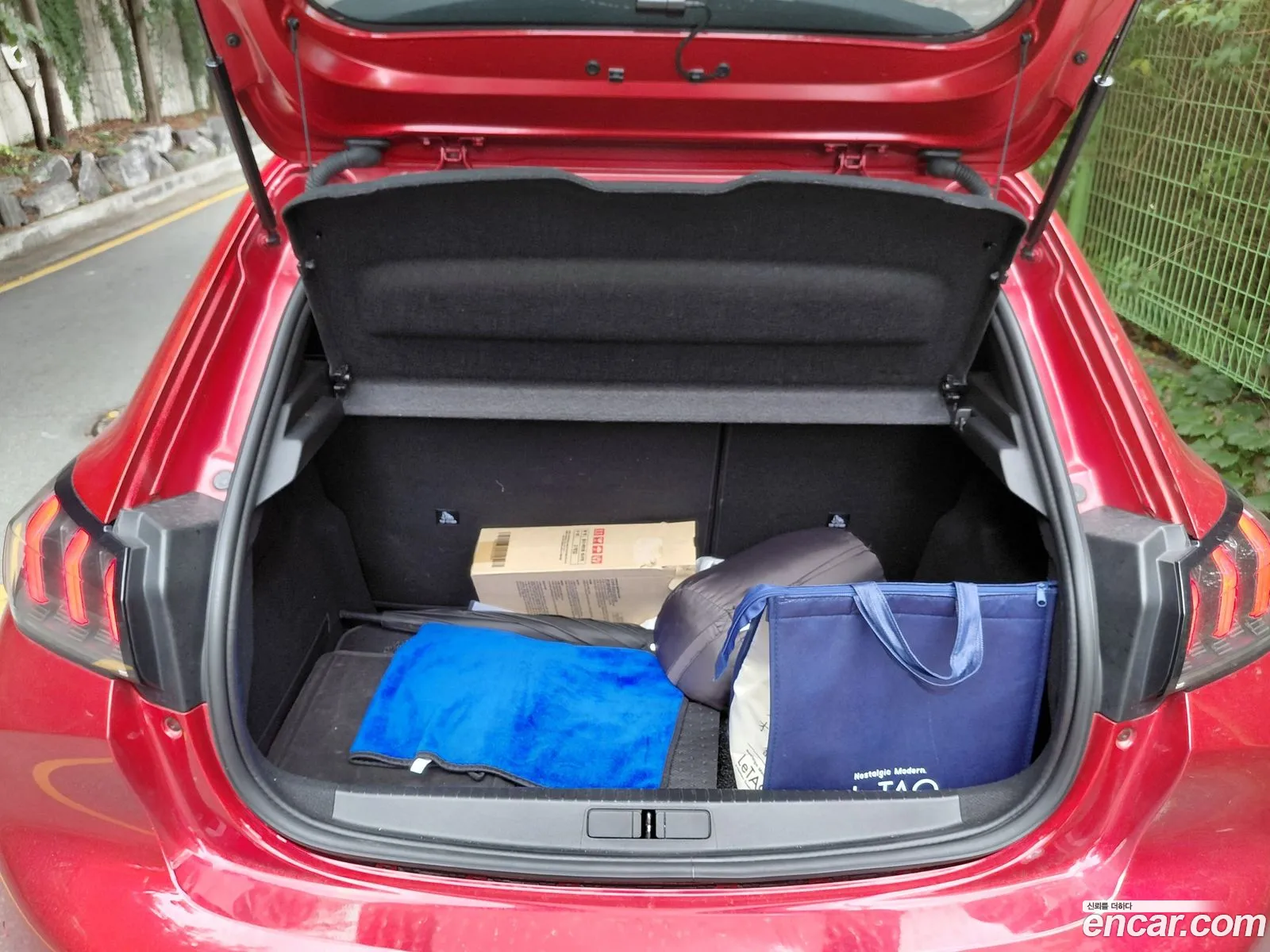Peugeot e-208