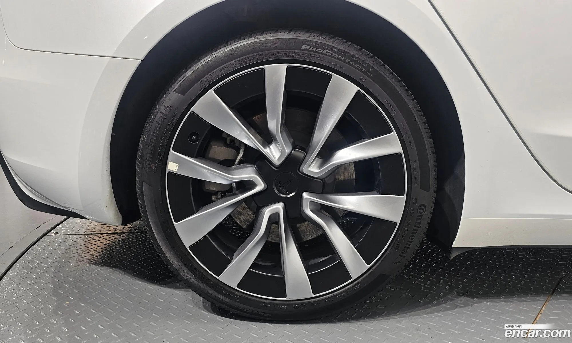 Tesla Model 3 2024 LRW3E7FS2RC190117 — 24