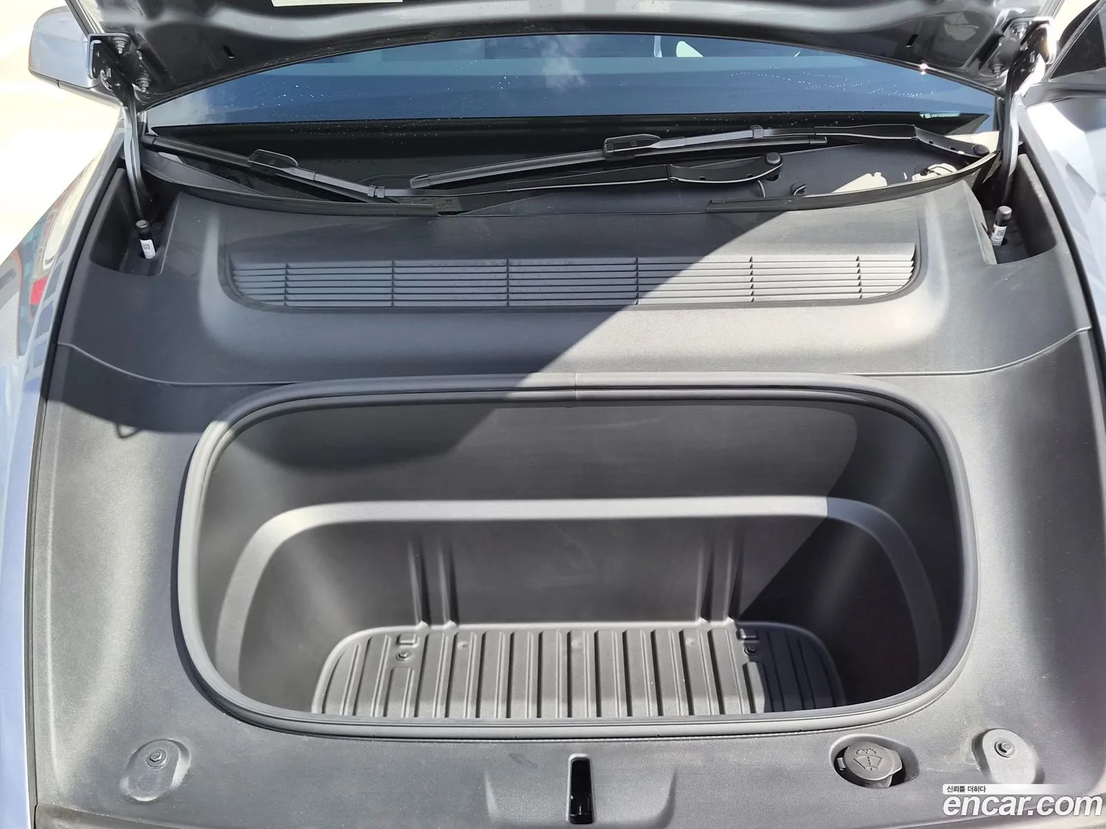 Tesla Model Y 2025 — 3