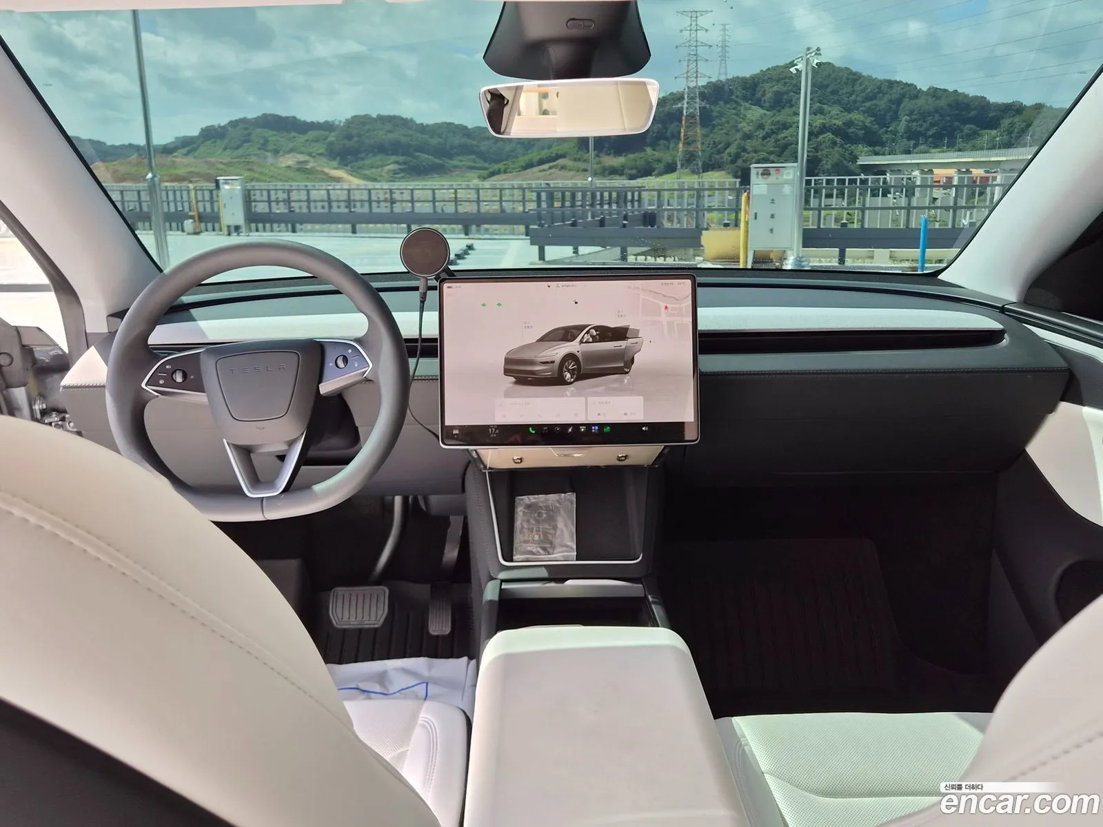 Tesla Model Y 2025 — 13