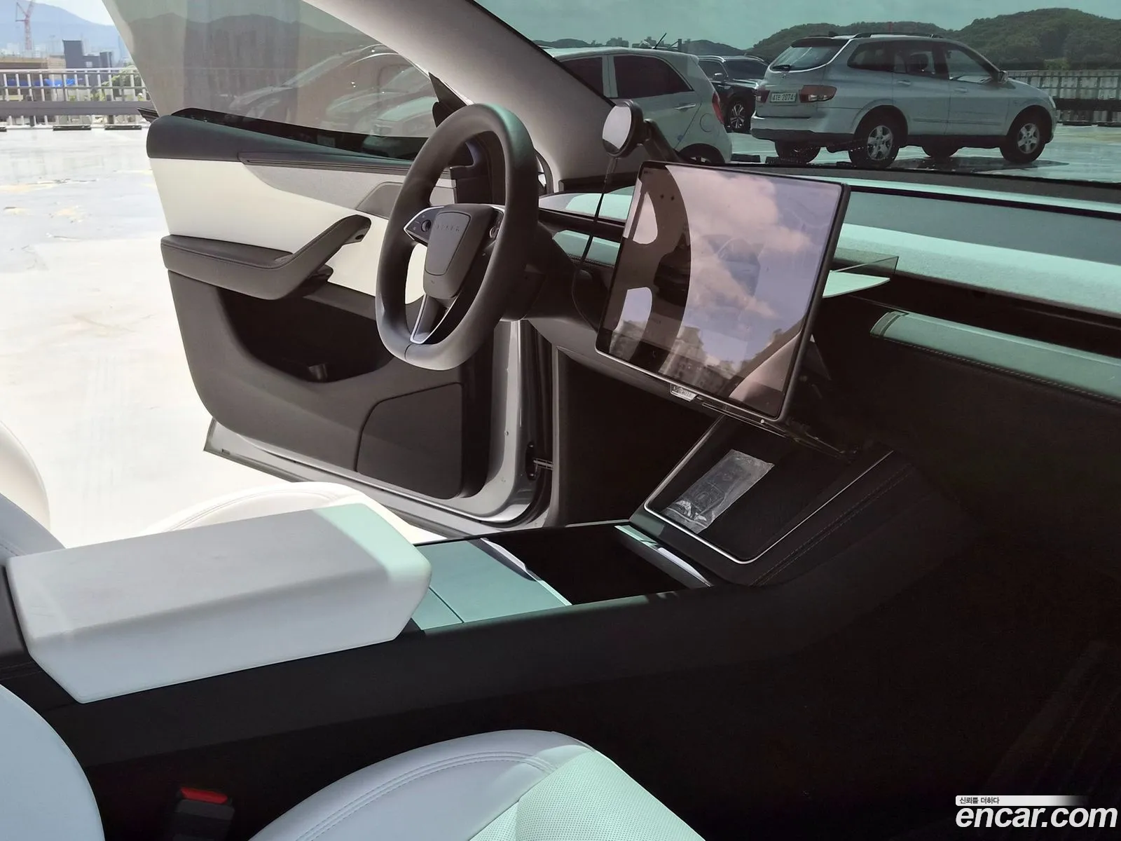 Tesla Model Y 2025 — 12