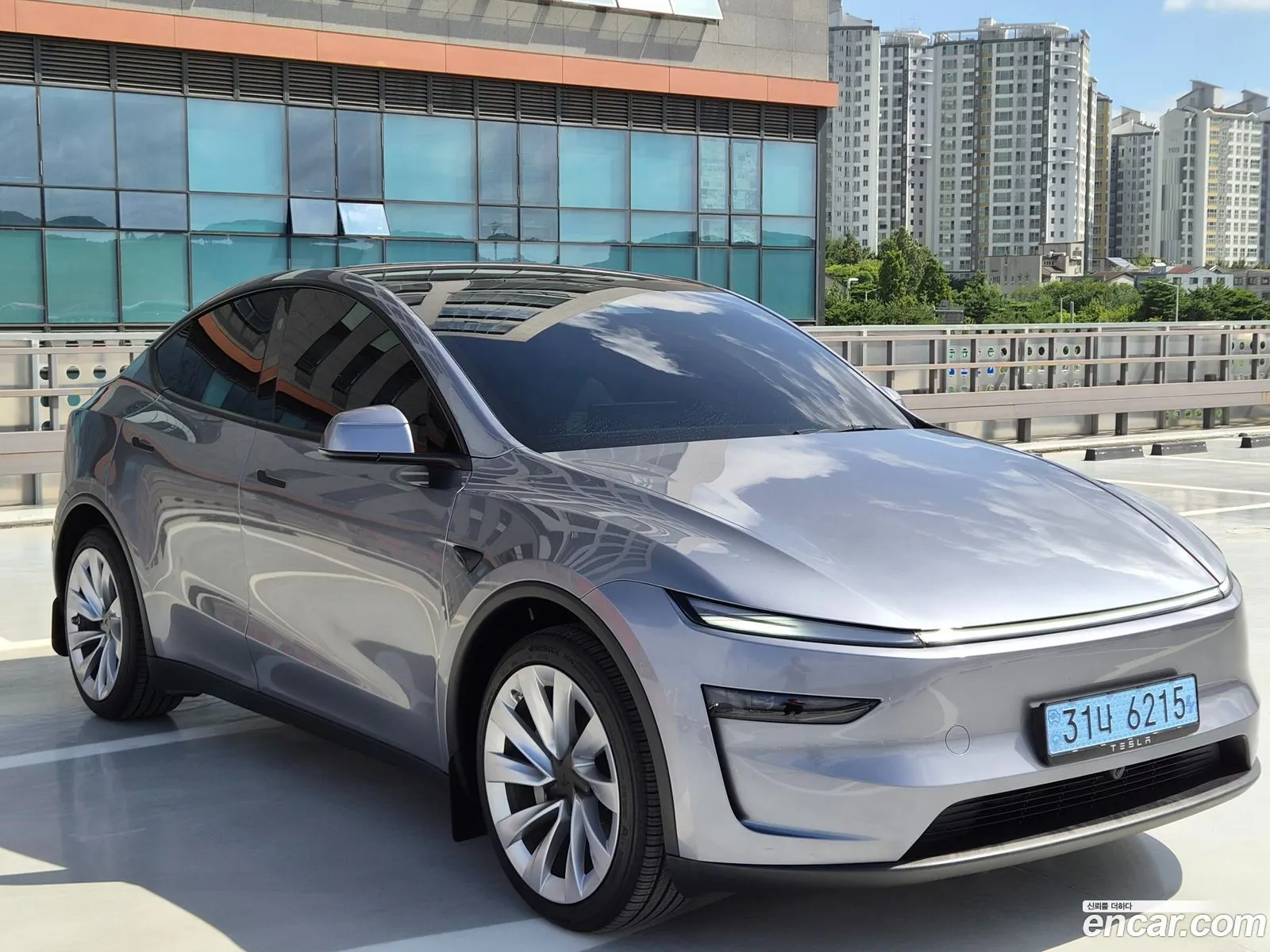 Tesla Model Y 2025 — 8