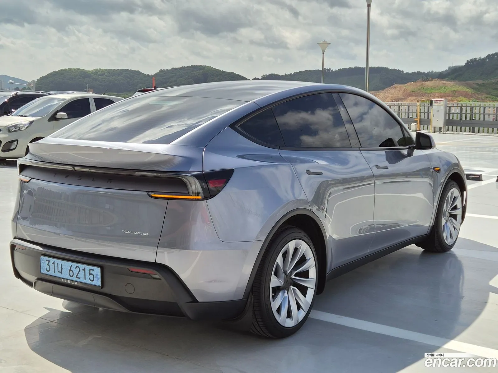 Tesla Model Y 2025 — 16
