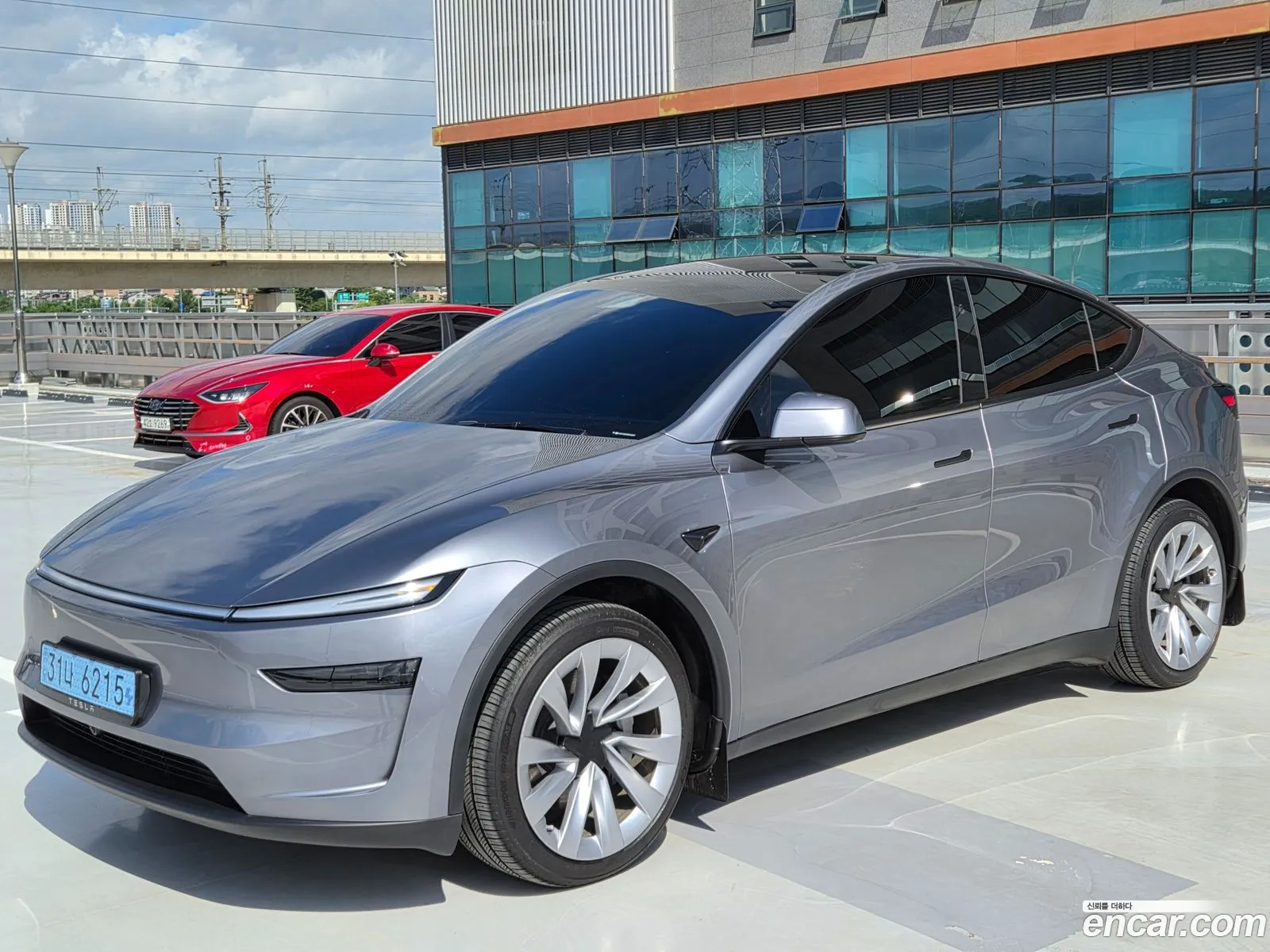 Tesla Model Y 2025 — 17