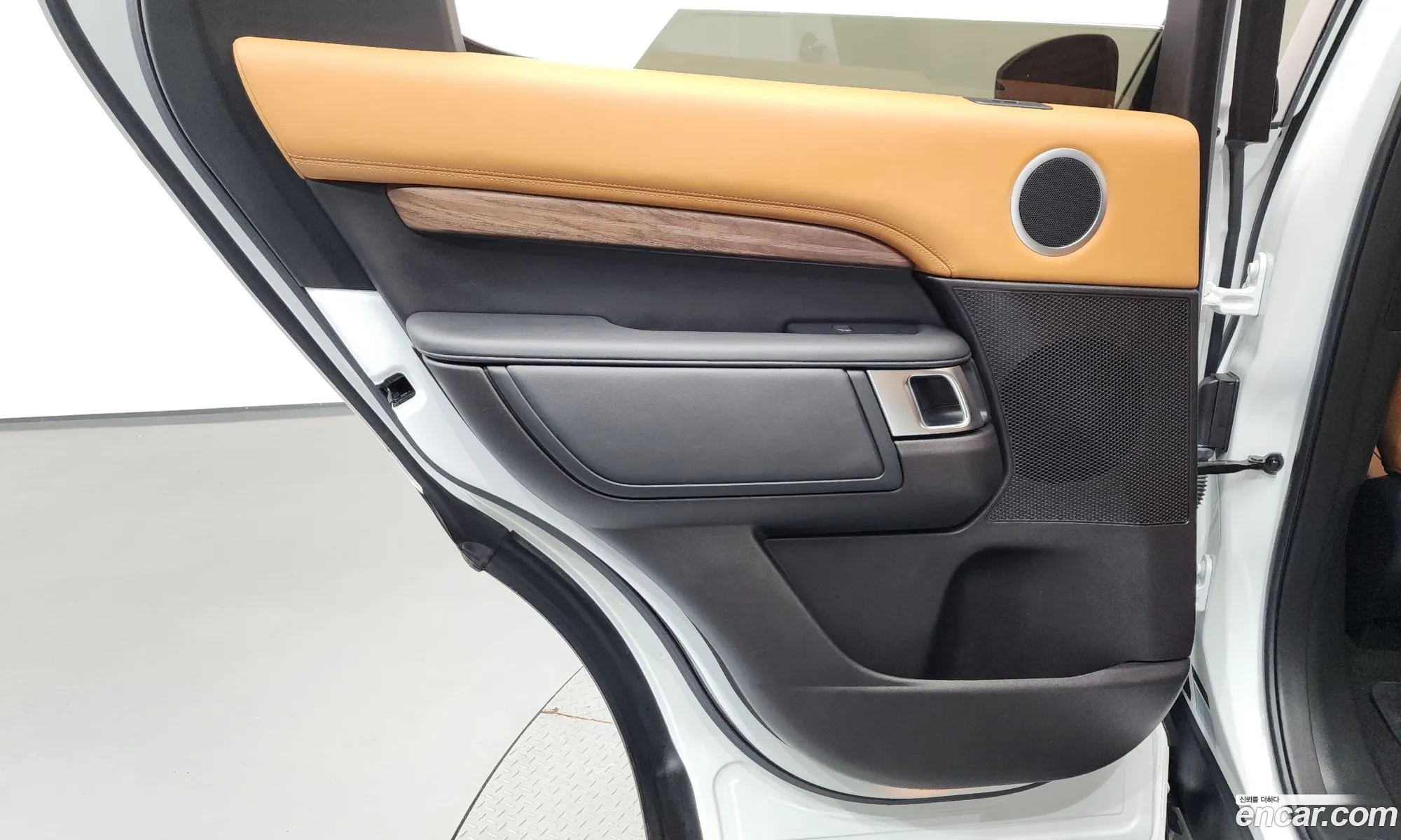 Land Rover Discovery 5 2019 SALRA2BK9KA084694 — 36