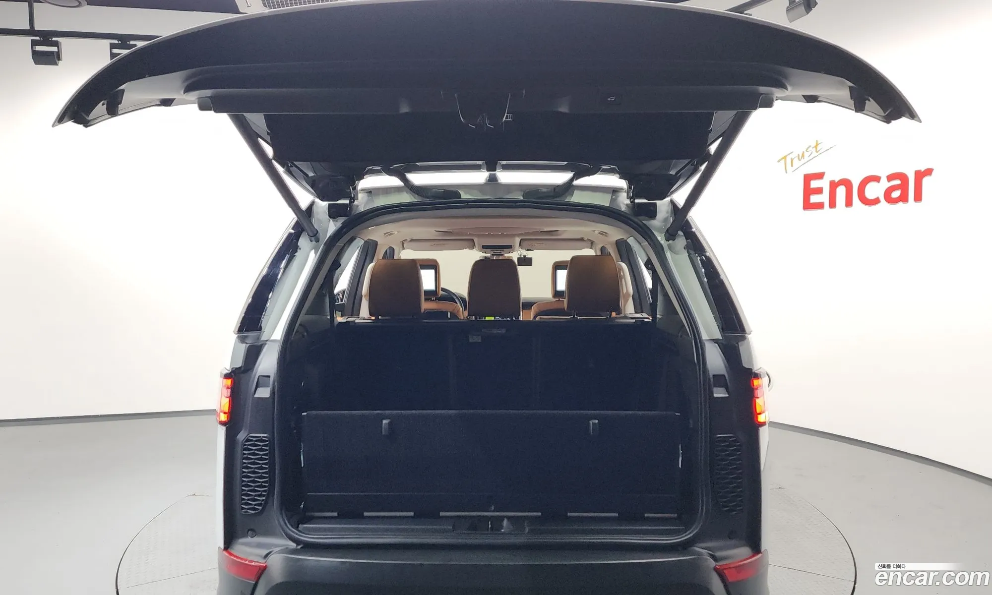 Land Rover Discovery 5 2019 SALRA2BK9KA084694 — 4