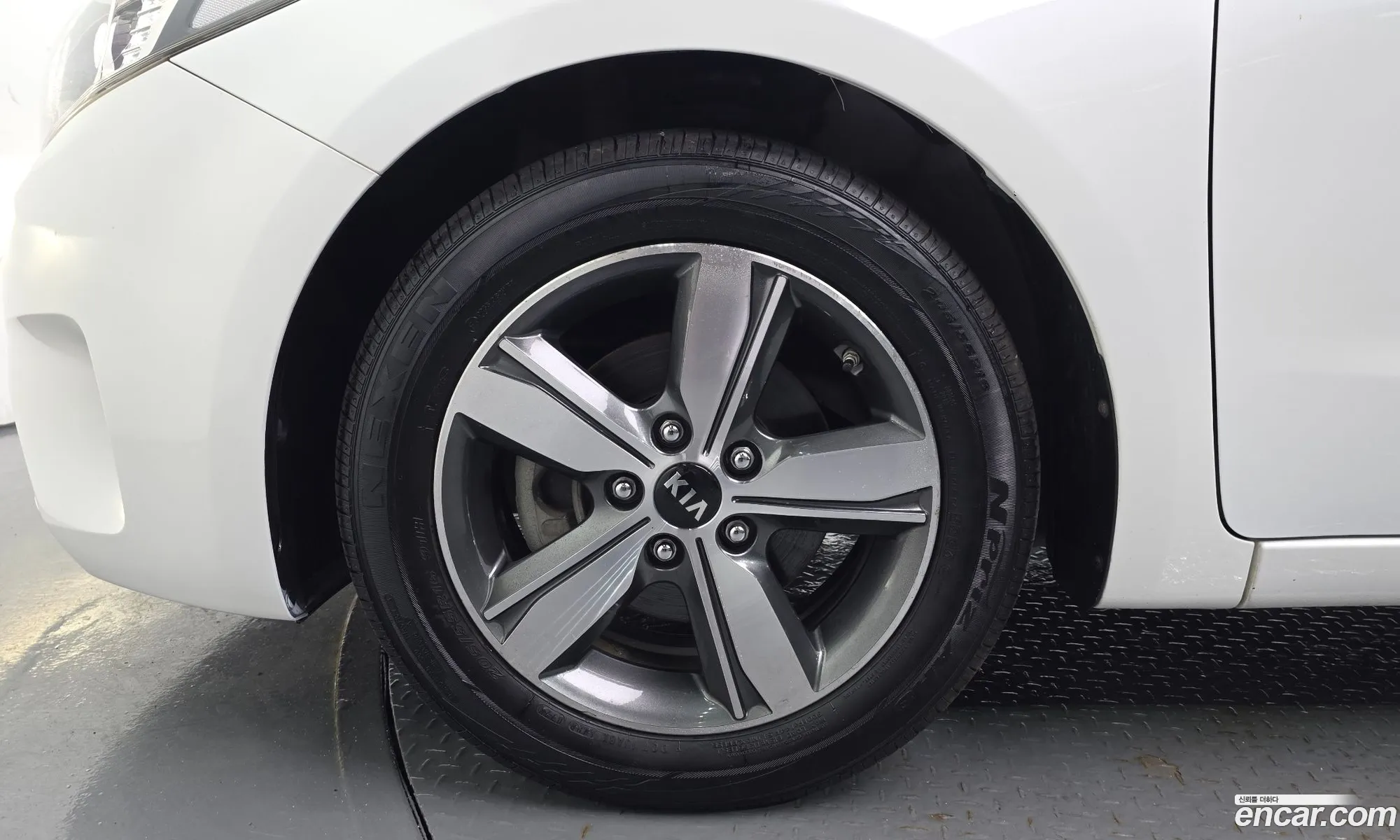Kia K3 2017 KNAFK412BJA739823 — 8