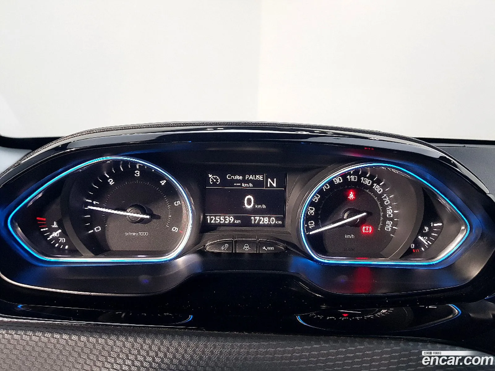 Peugeot 2008 2015 — 8