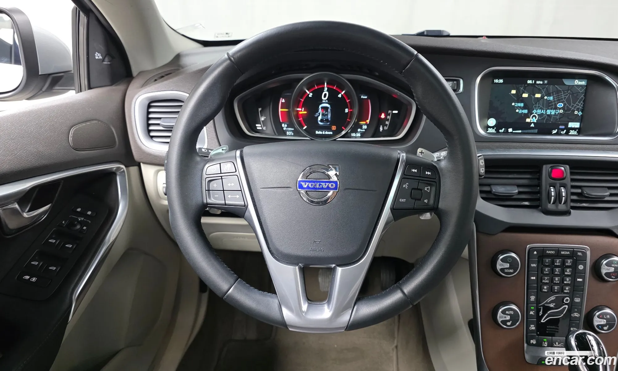 Volvo V40 2016 YV1MVA8KDG2307828 — 17