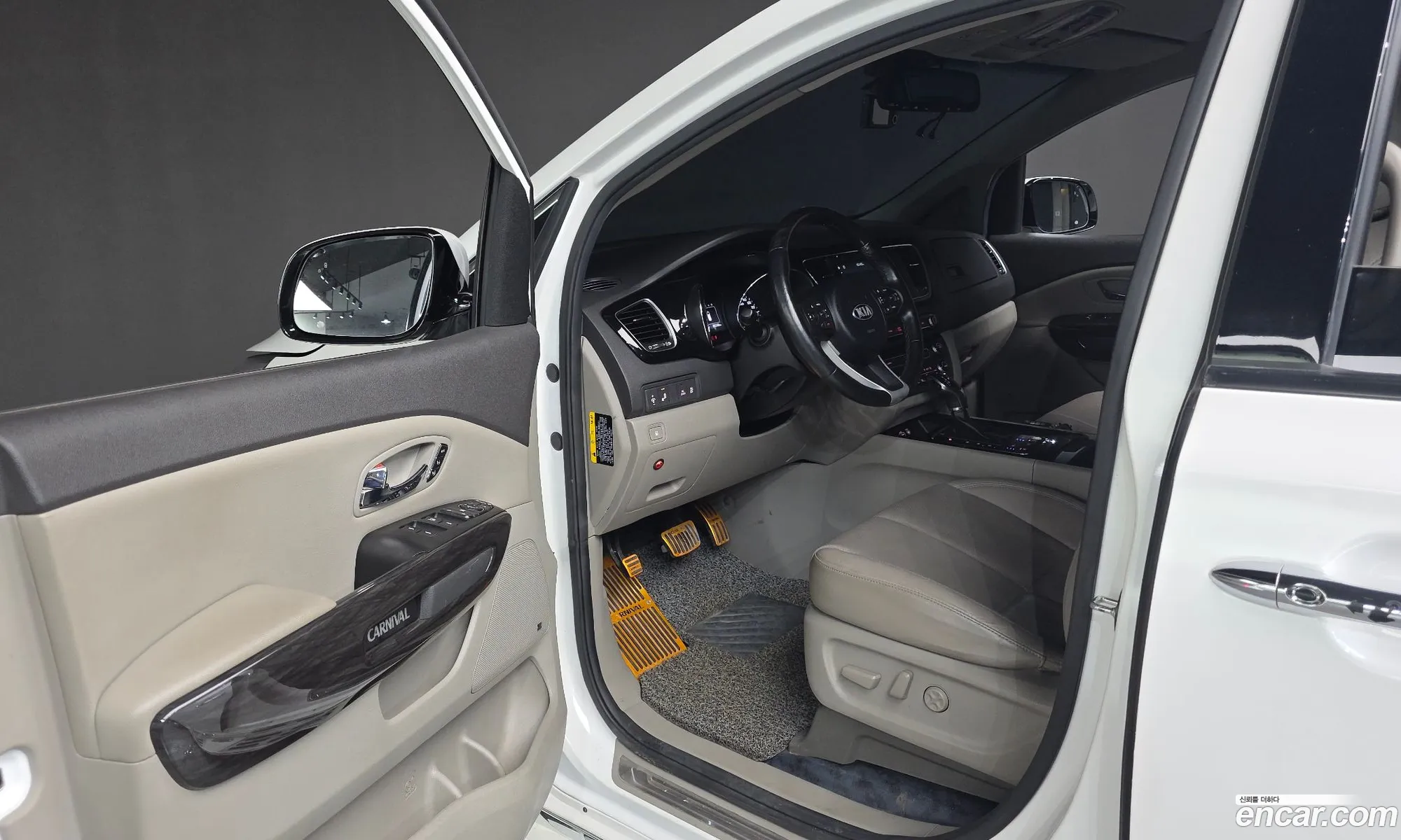 Kia Carnival 2017 KNAMD81ABJS425834 — 2