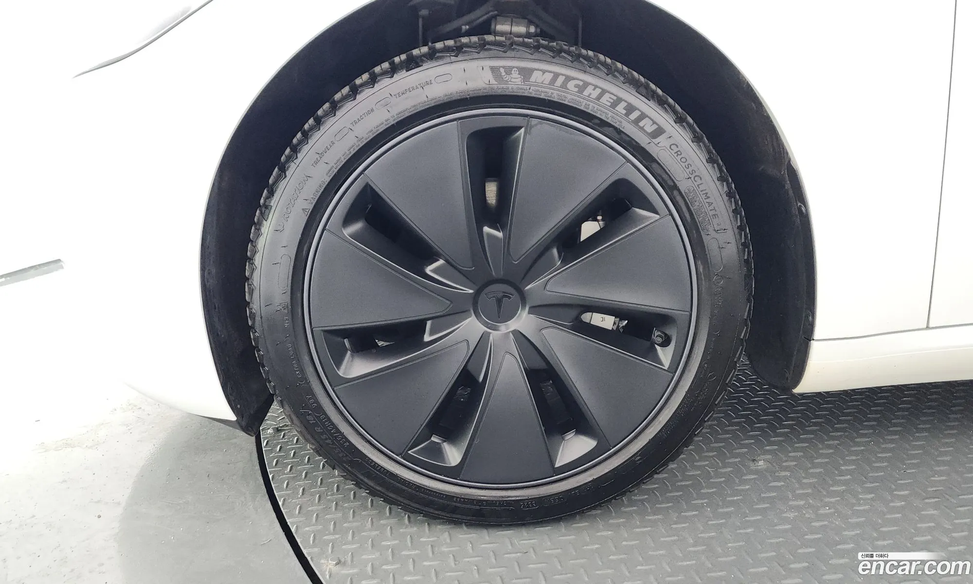 Tesla Model 3 2024 — 27