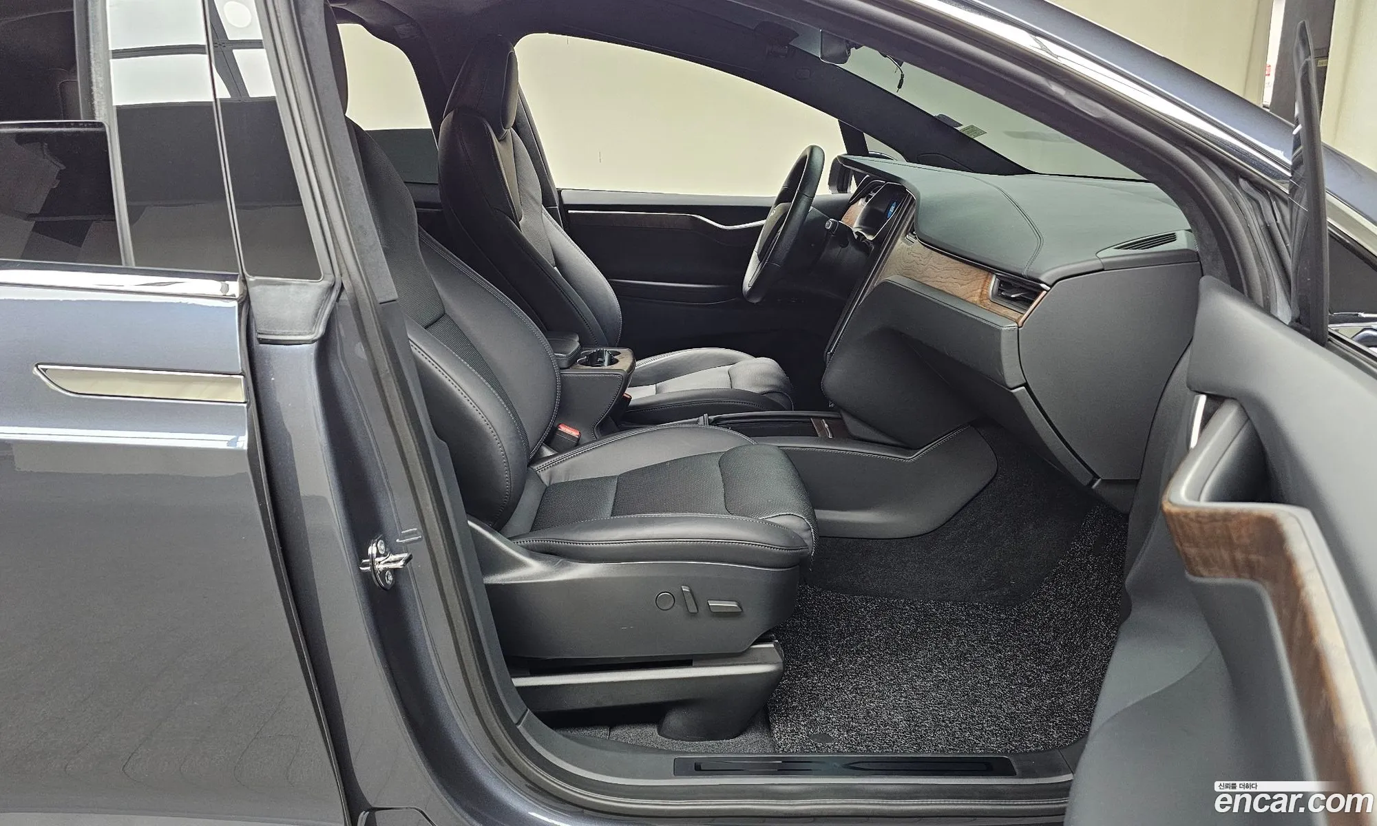 Tesla Model X 2020 — 23