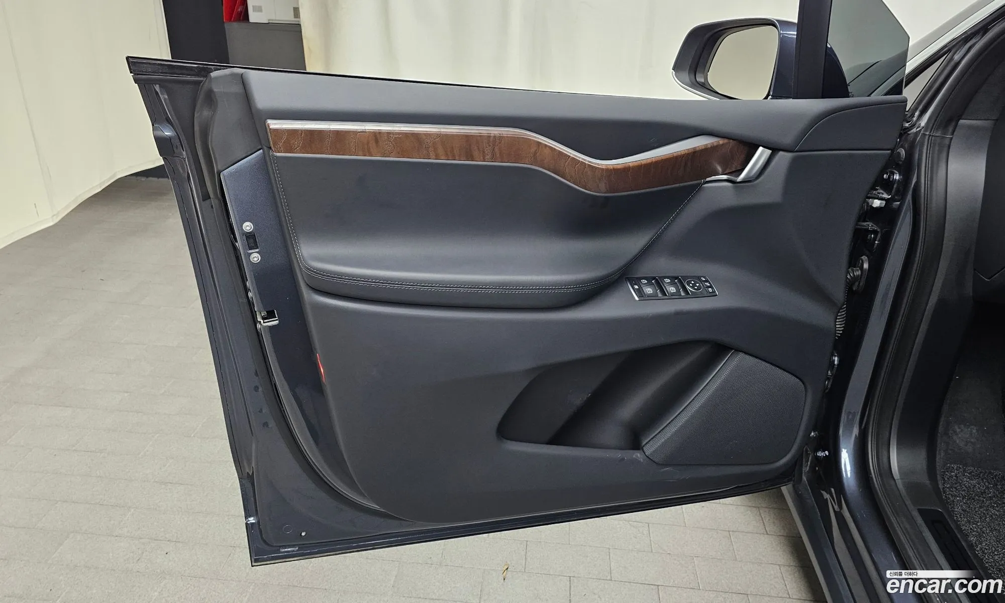 Tesla Model X 2020 — 27