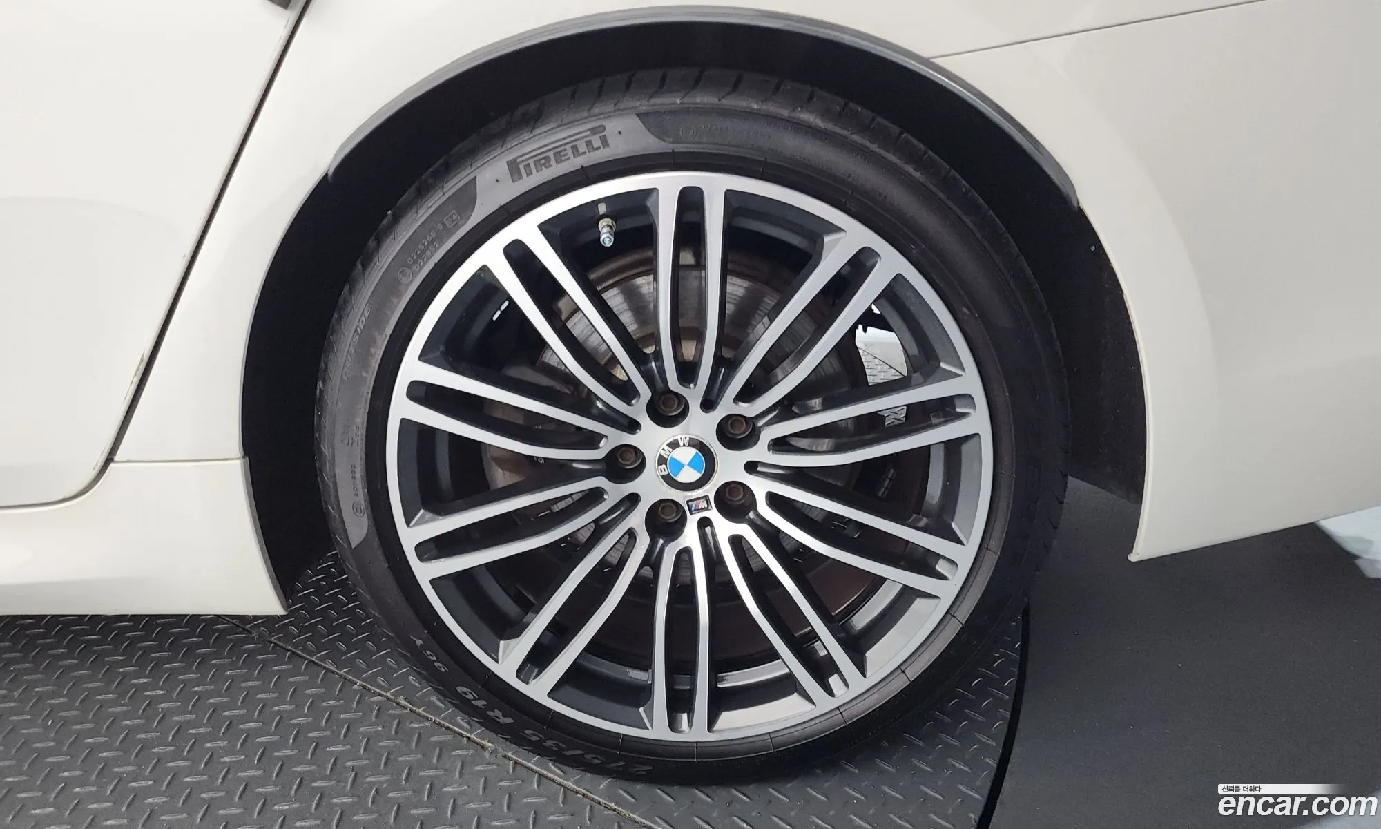 BMW 5 Series 2019 WBAJF310111111111 — 4