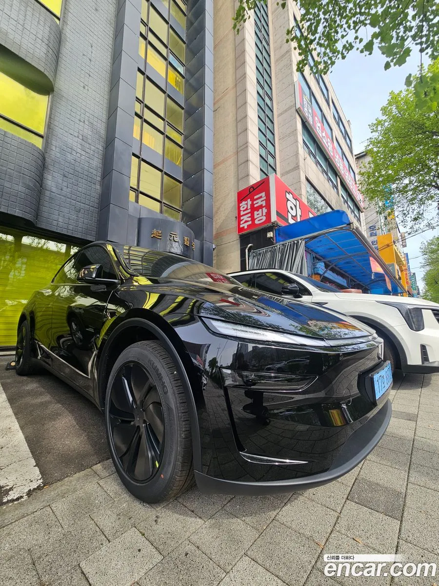 Tesla Model Y 2026 — 3