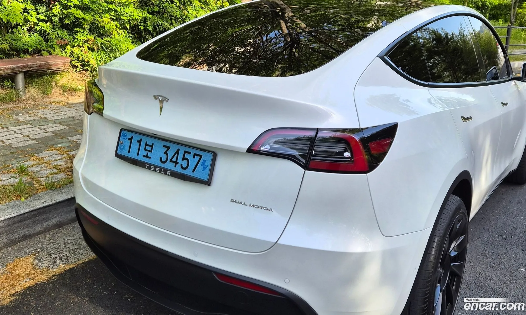 Tesla Model Y 2022 — 12