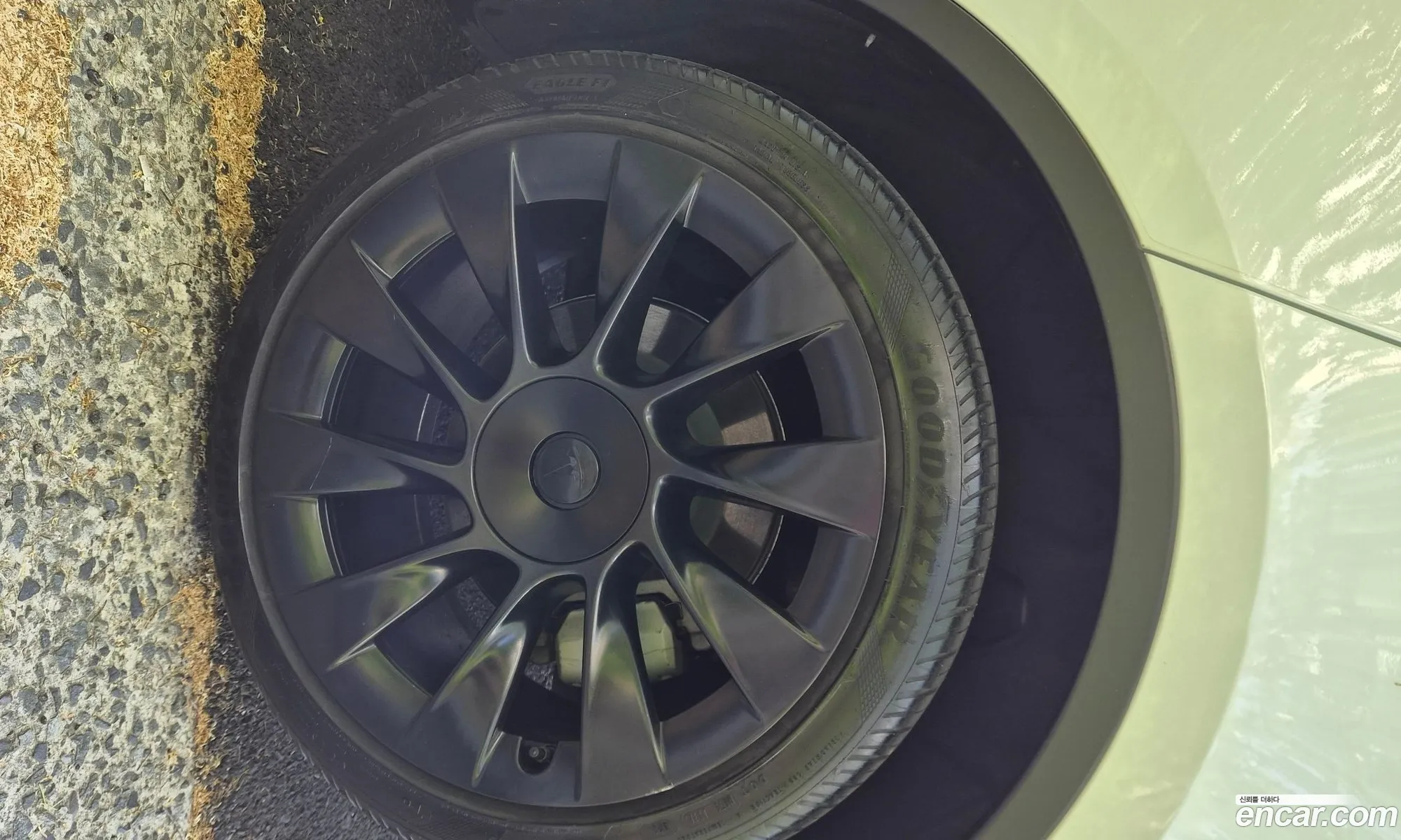 Tesla Model Y 2022 — 18