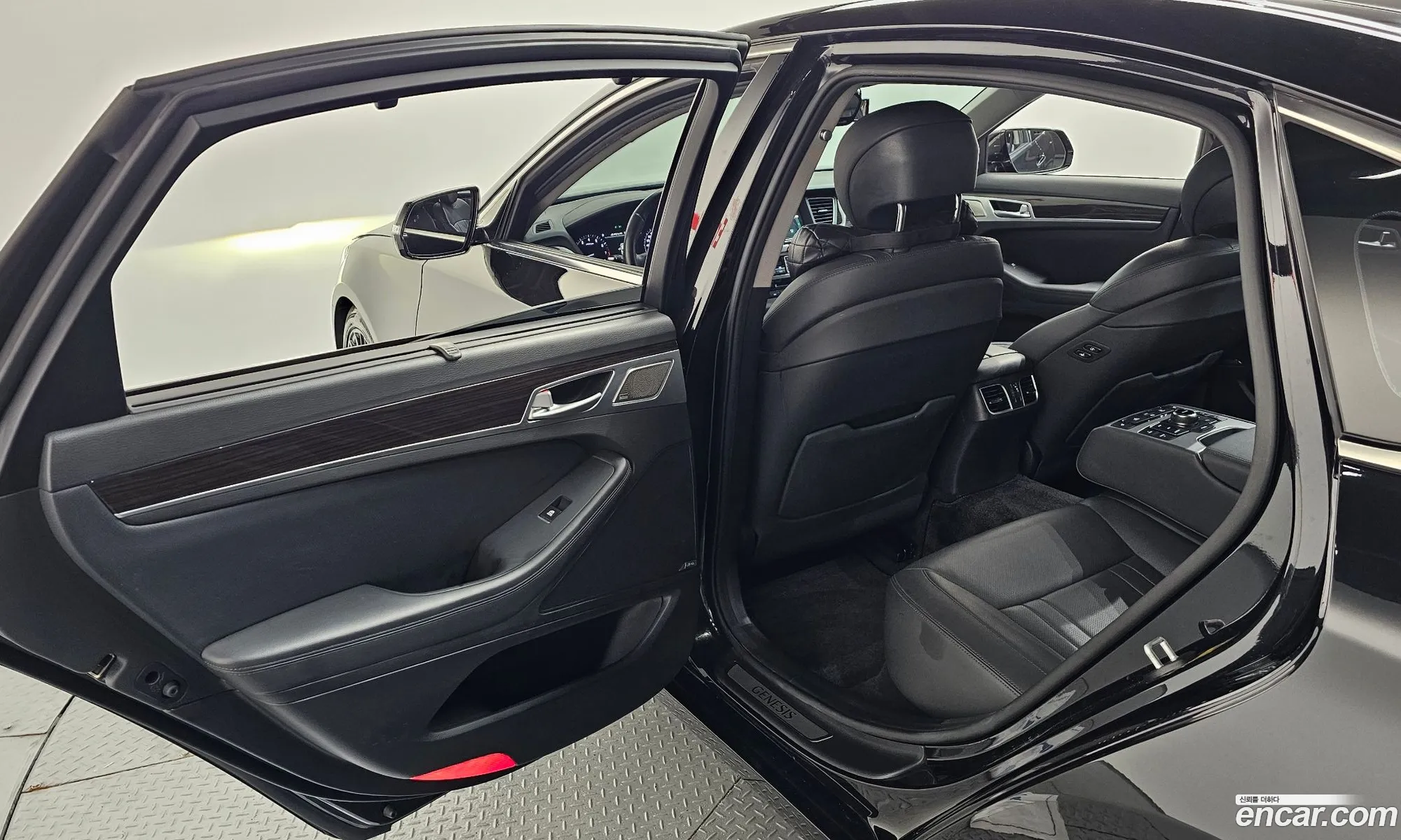 Genesis G80 2017 KMHGN41DDJU263539 — 10