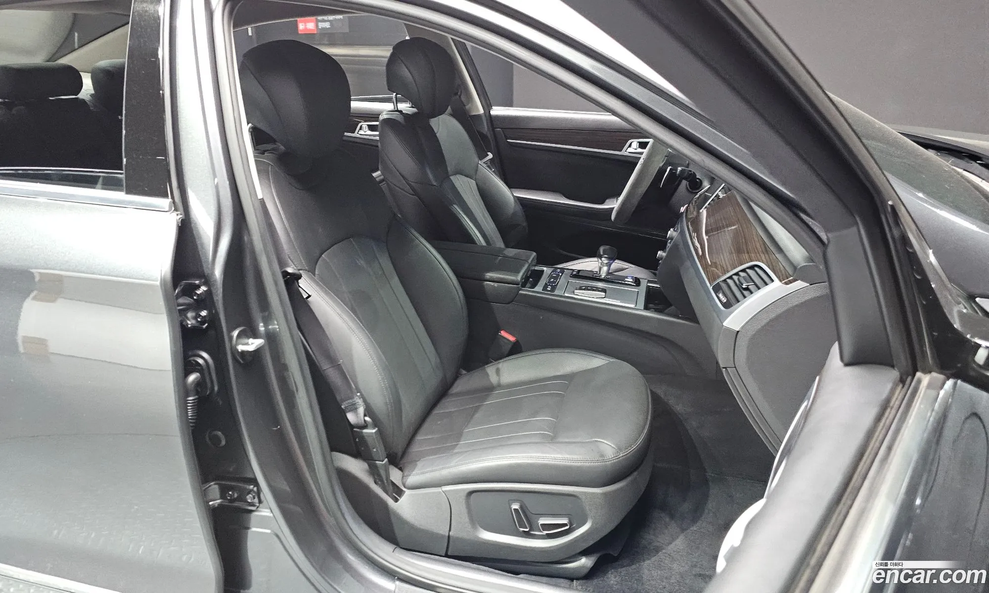 Genesis G80 2017 KMHGL41DDHU226512 — 10