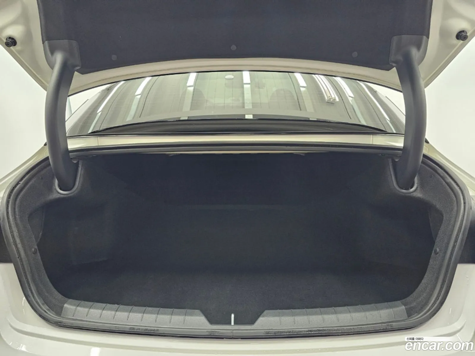 Kia K5 Hybrid 2024 — 12