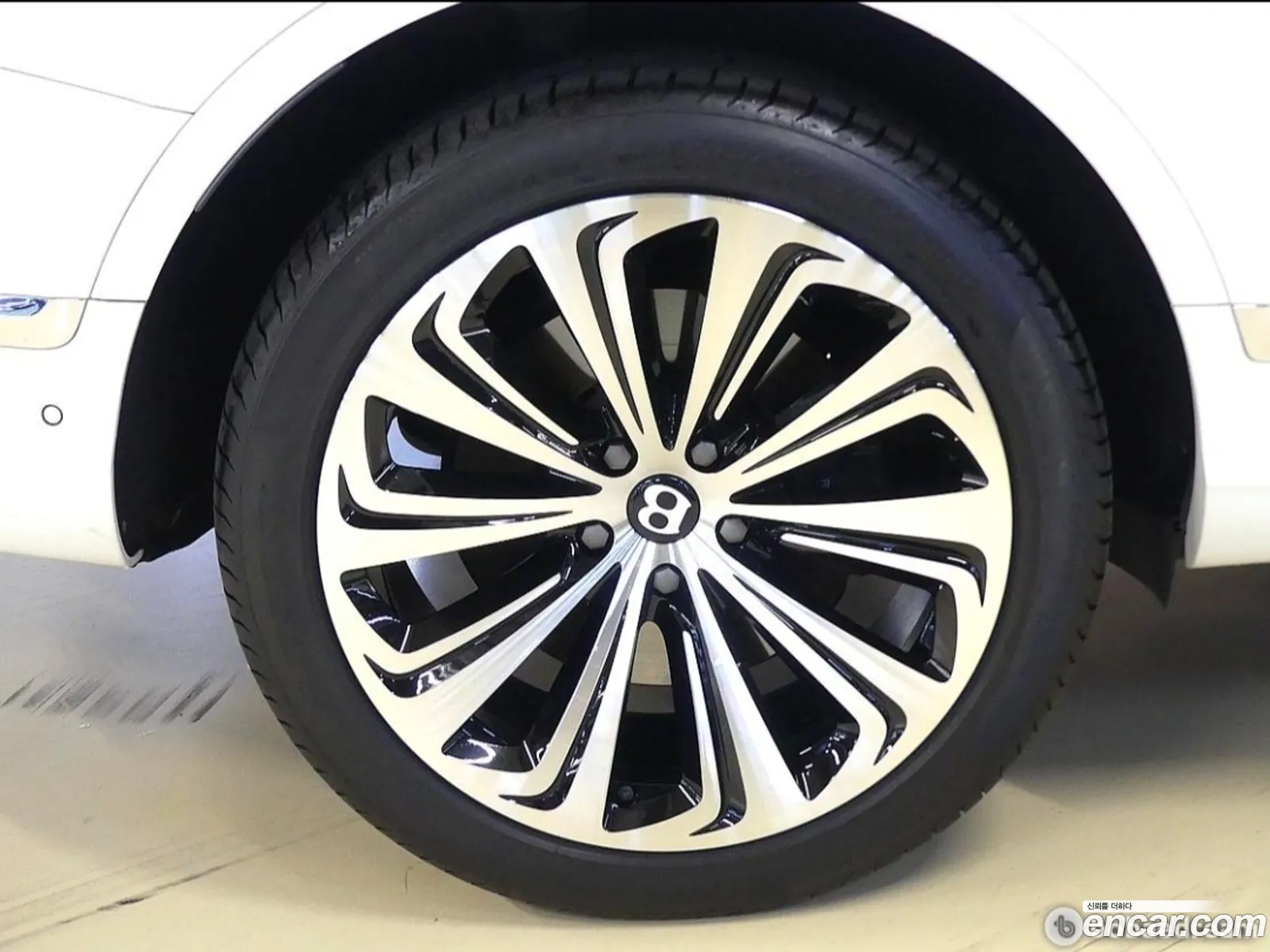 Bentley Bentayga 2022 — 14