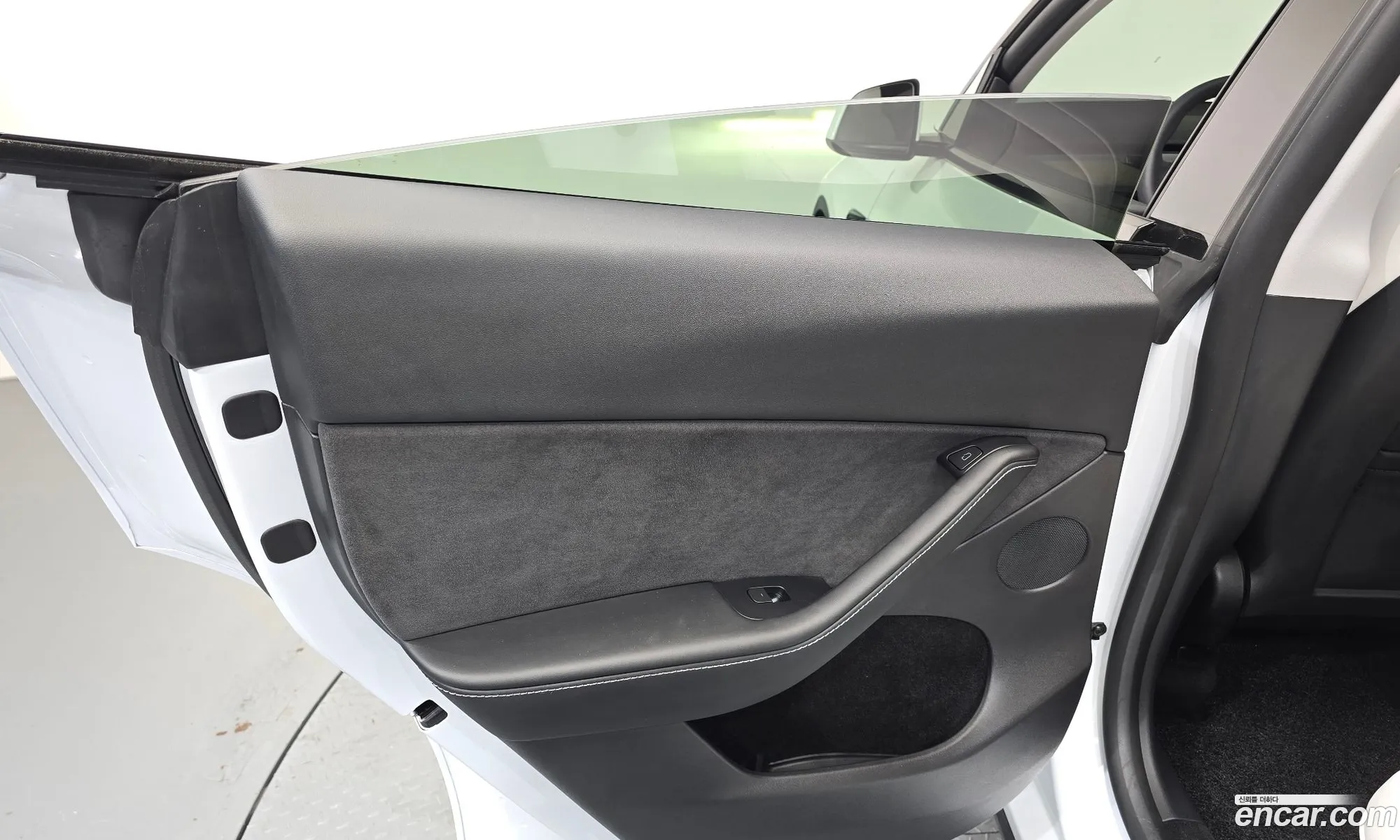 Tesla Model Y 2023 LRWYGCFSXPC131077 — 4