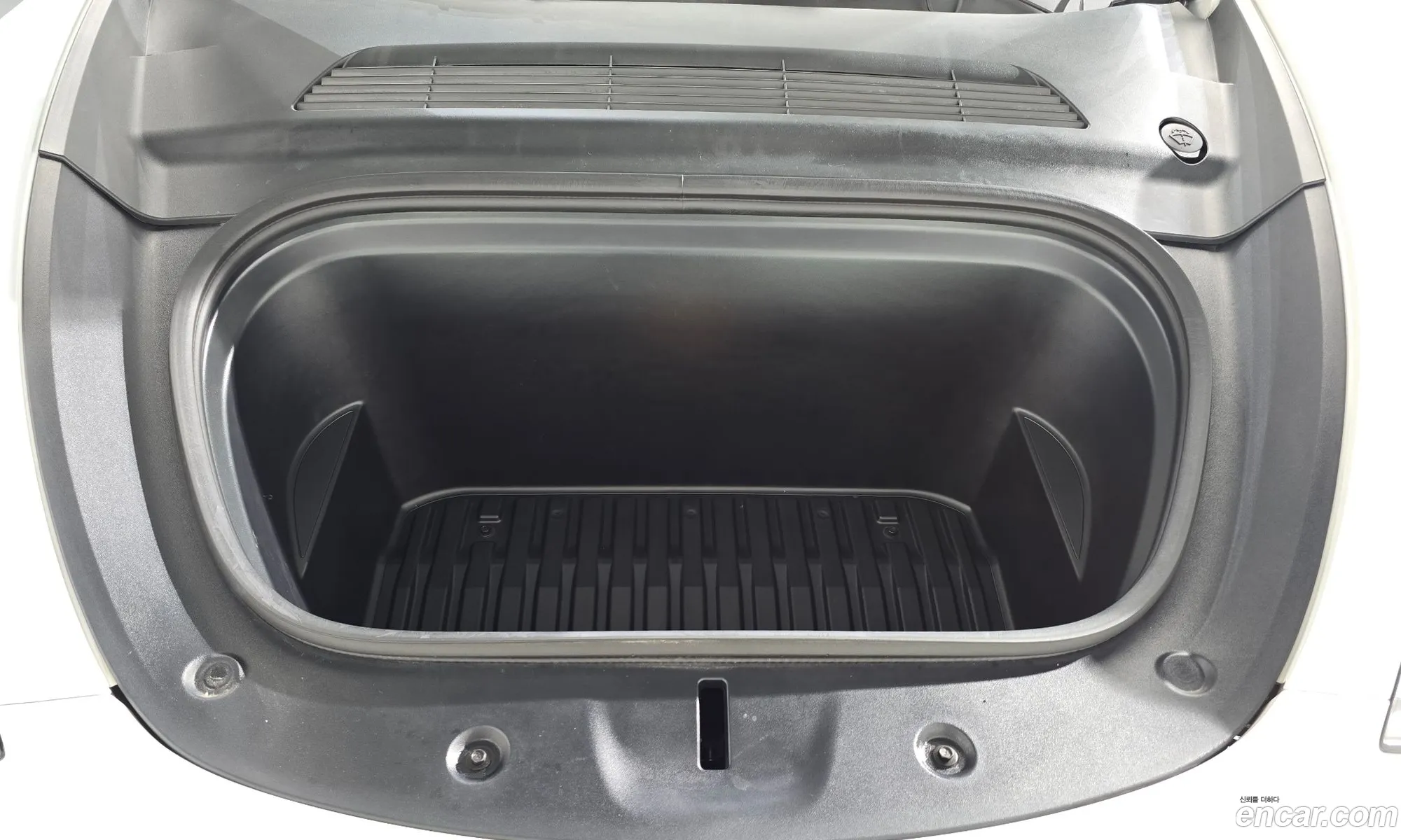 Tesla Model Y 2023 LRWYGCFSXPC131077 — 9