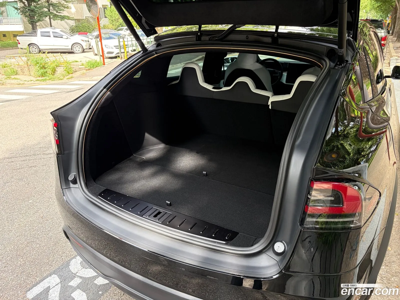 Tesla Model X 2026 — 9