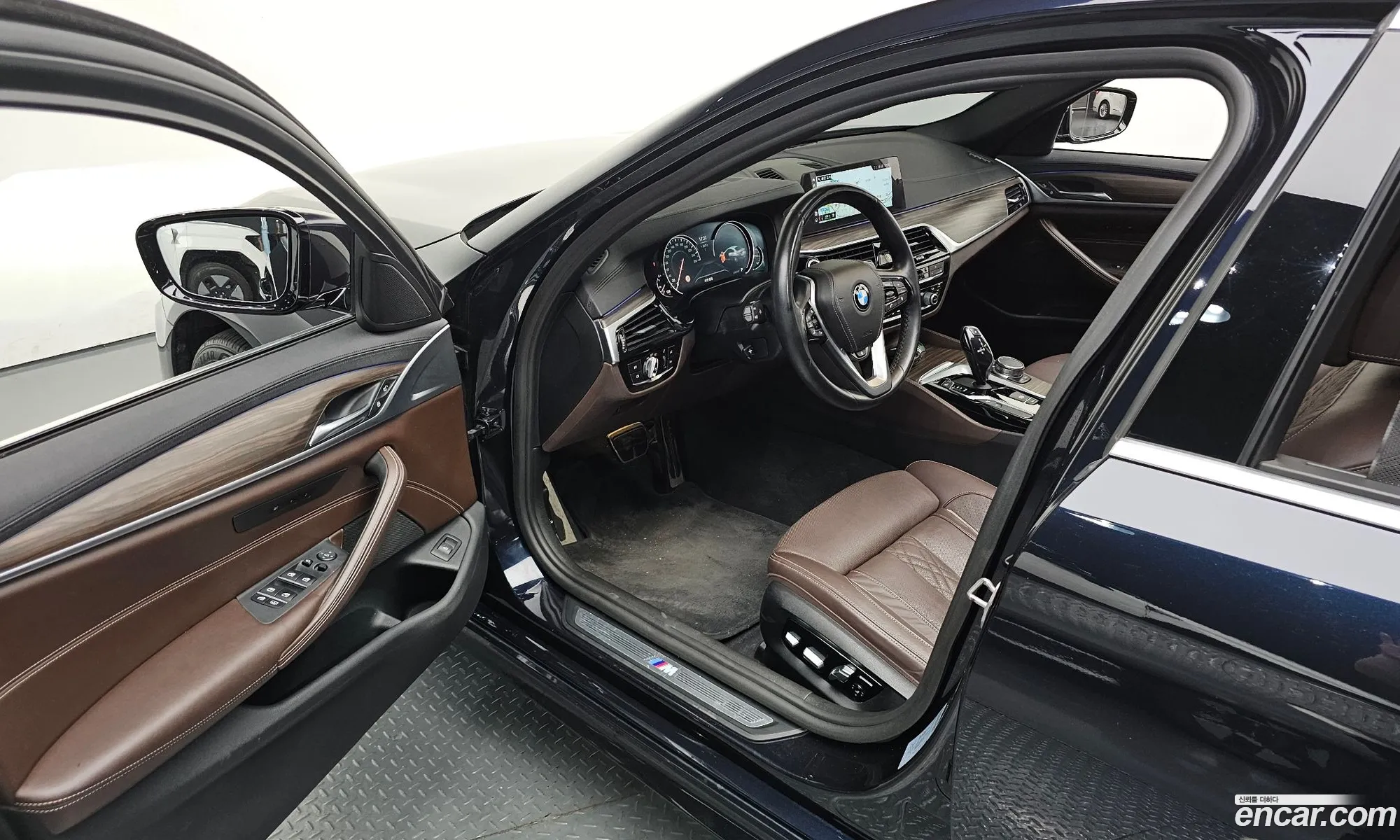 BMW 5 Series 2017 WBAJD9103JG971740 — 30