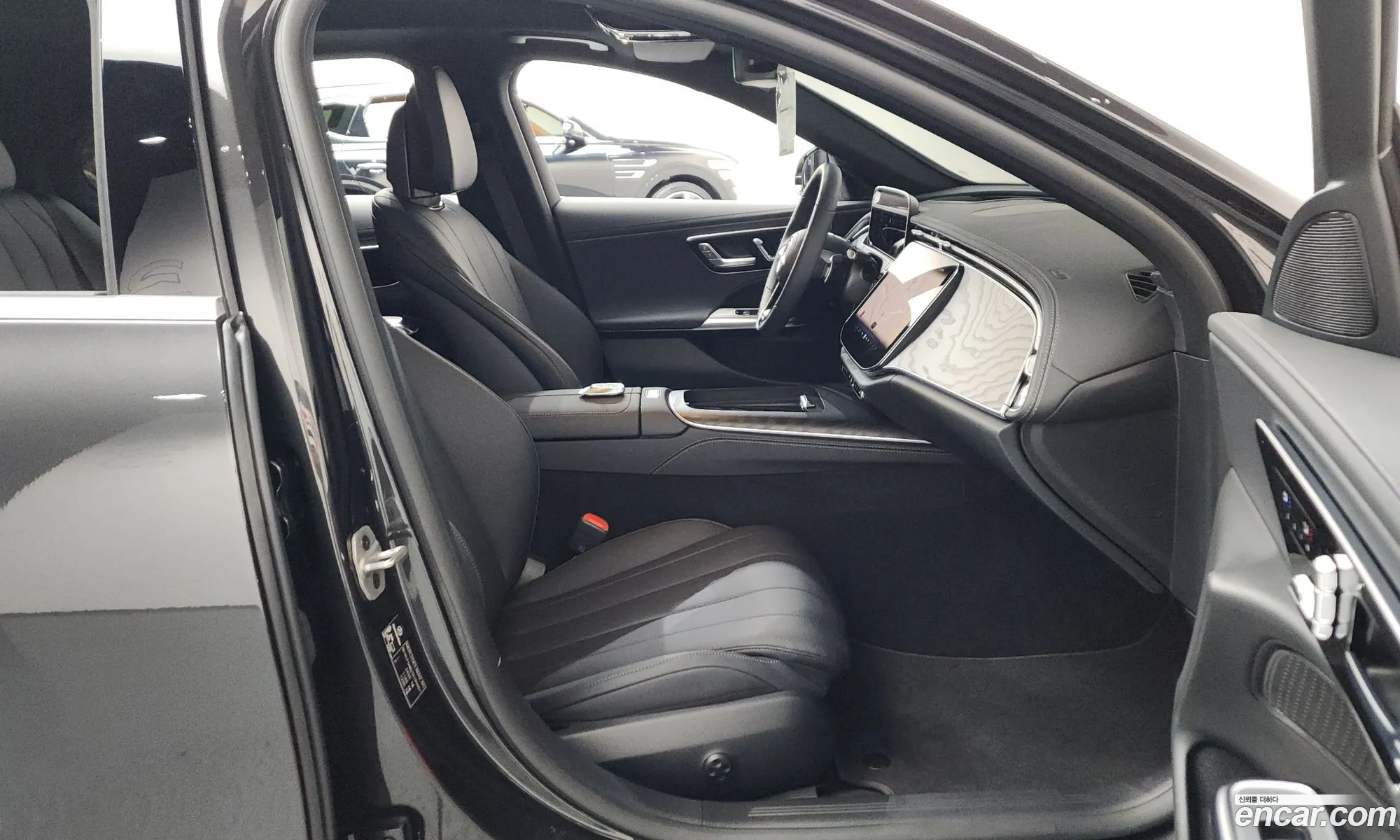 Mercedes-Benz E-Class W214 2025 — 18