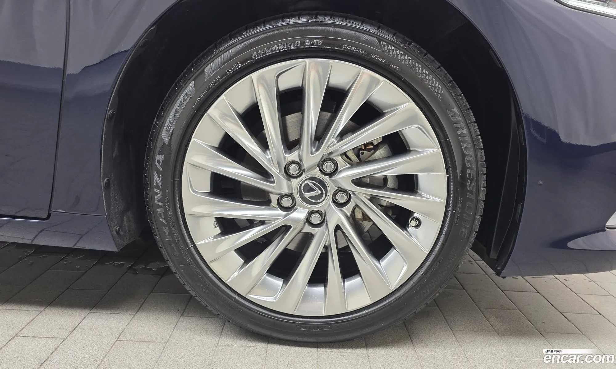 Lexus ES300h 7th Gen 2020 — 3