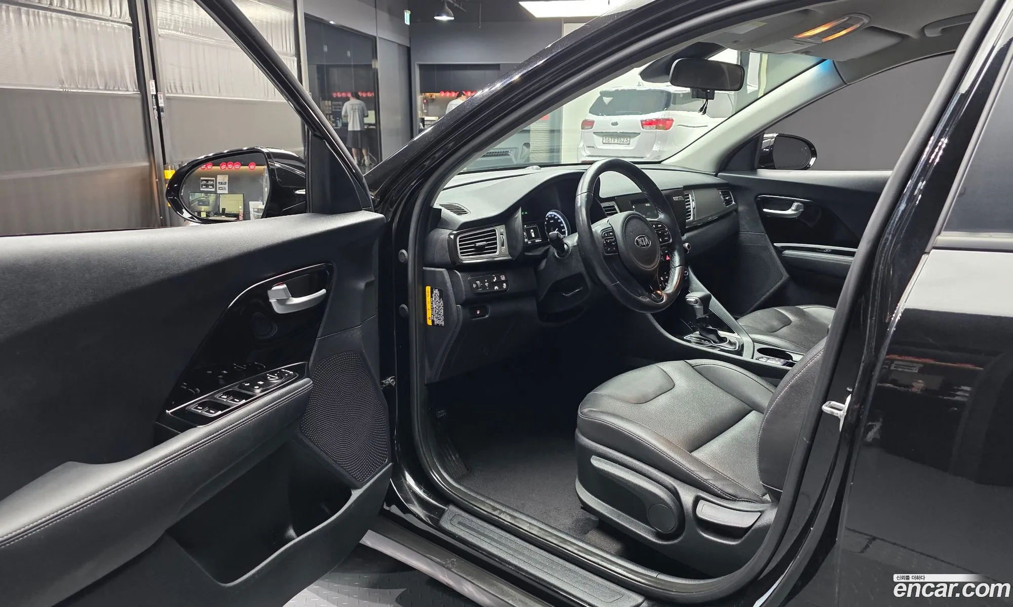 Kia Niro 2018 KNACB81CGJA245487 — 10