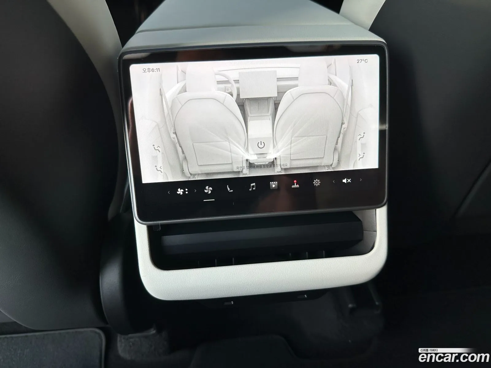 Tesla Model Y 2026 — 16