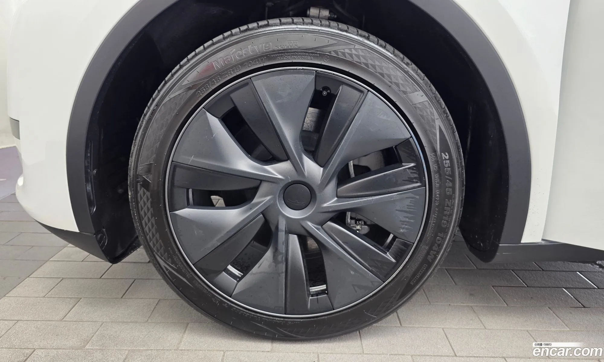 Tesla Model Y 2024 LRWYGCFS — 11
