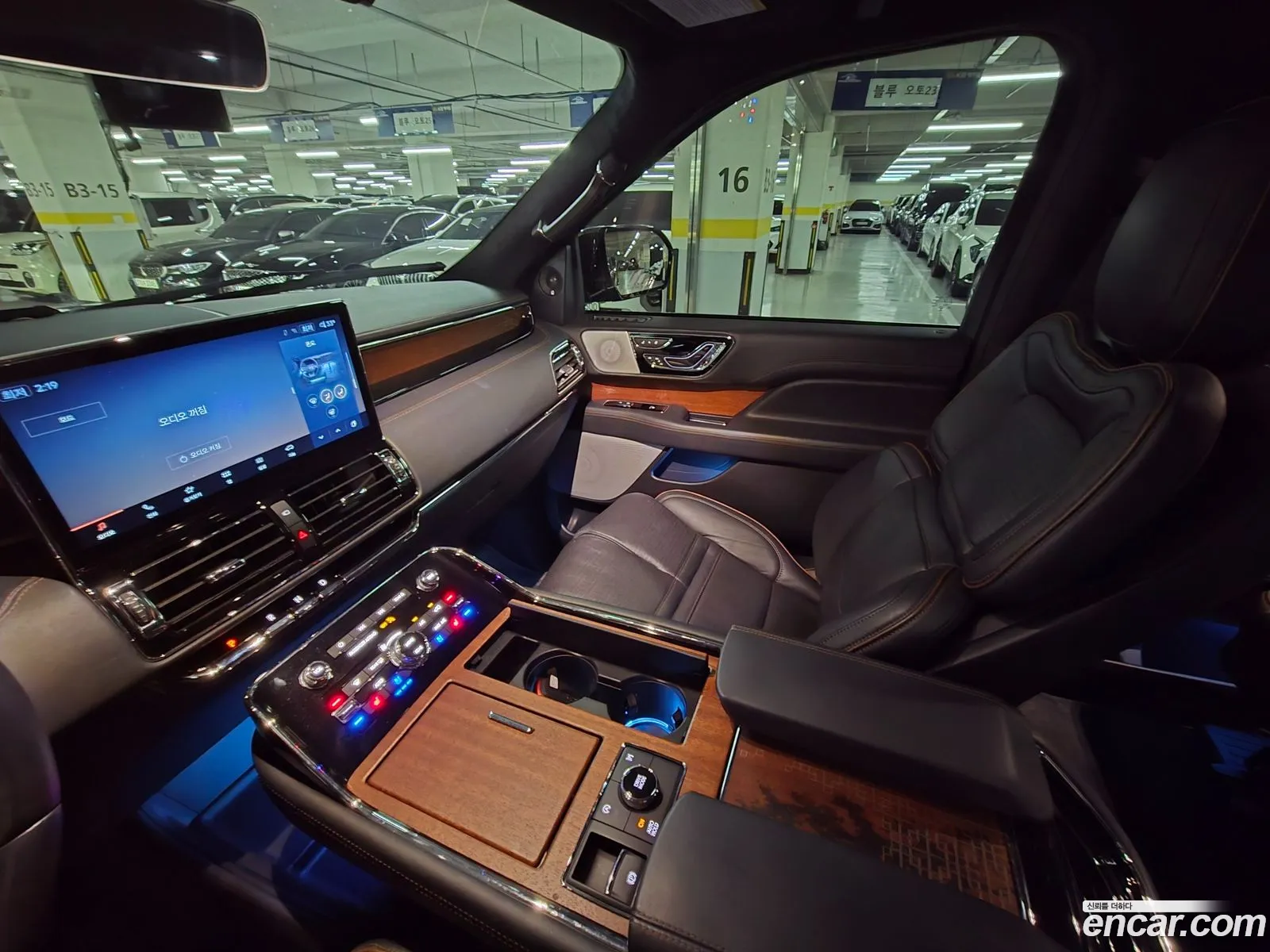 Lincoln Navigator 2023 — 13