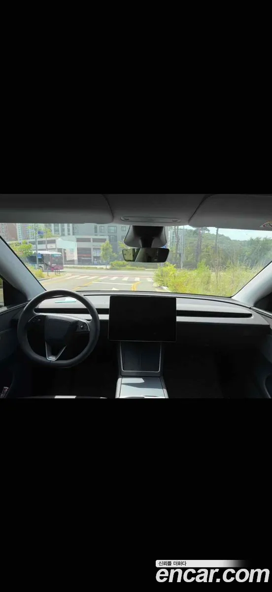 Tesla Model Y 2025 — 3