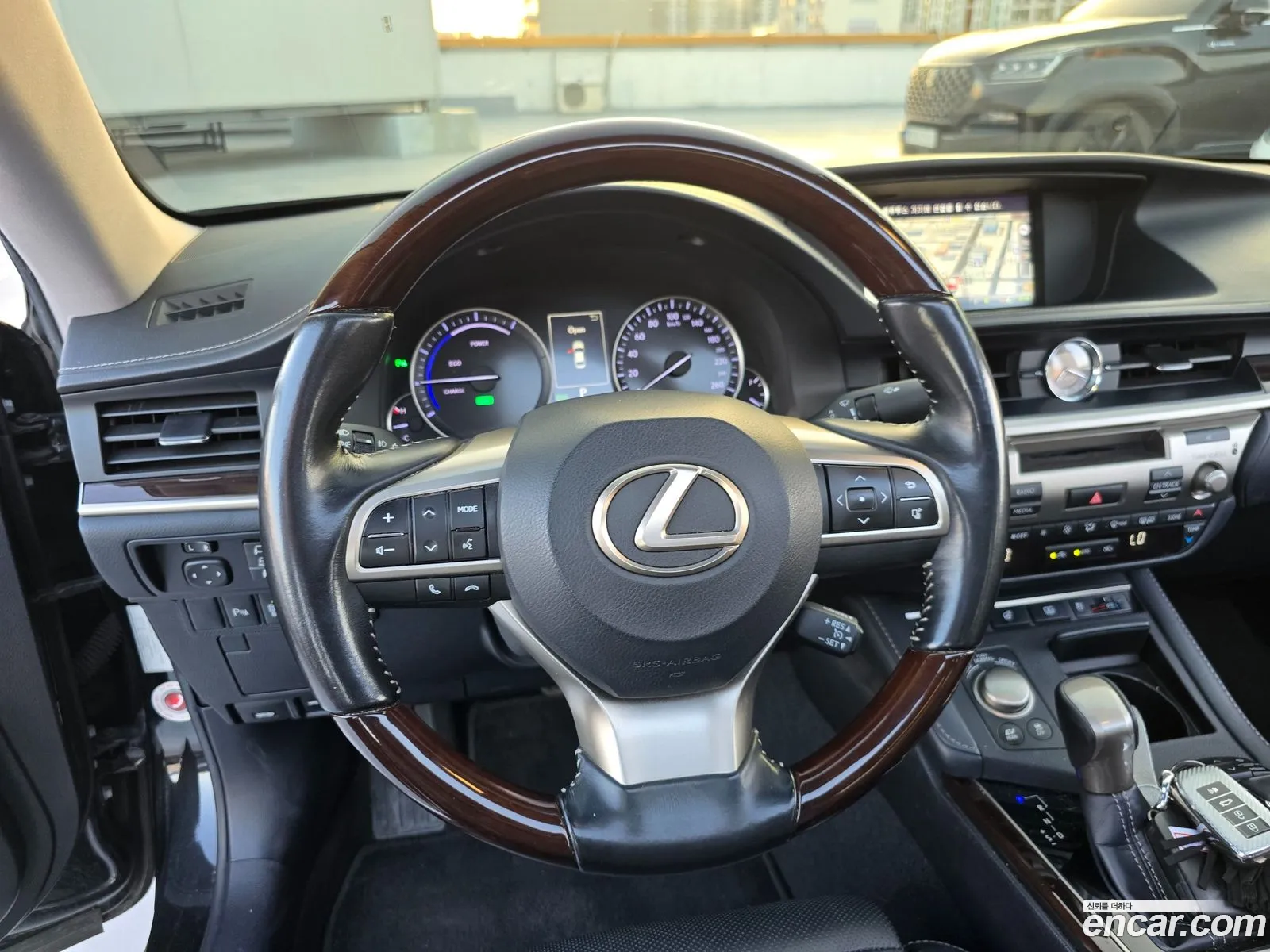 Lexus ES300h 2018 — 11