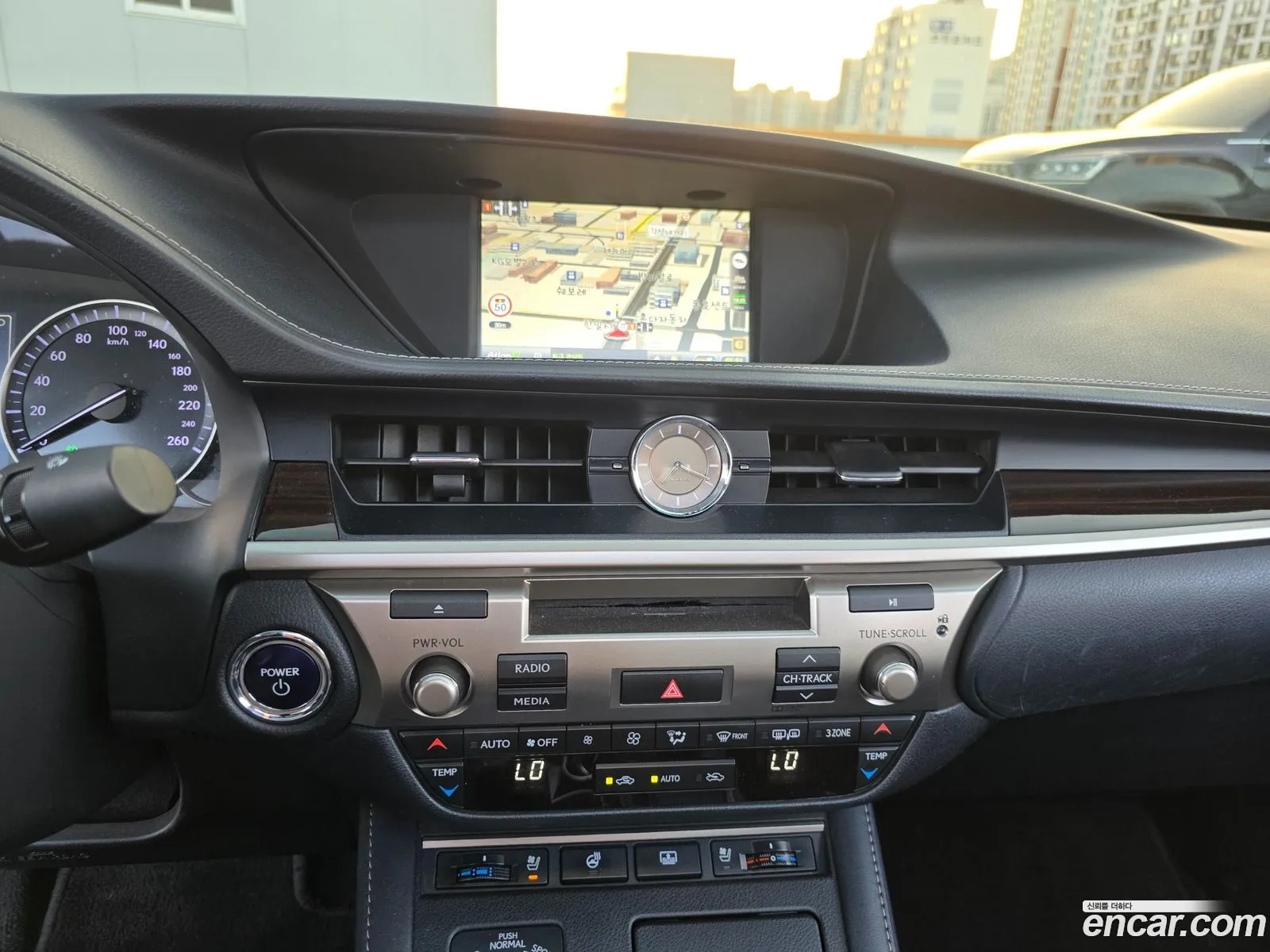 Lexus ES300h 2018 — 8