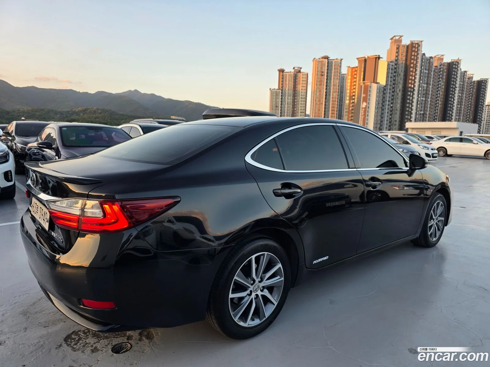 Lexus ES300h 2018 — 13