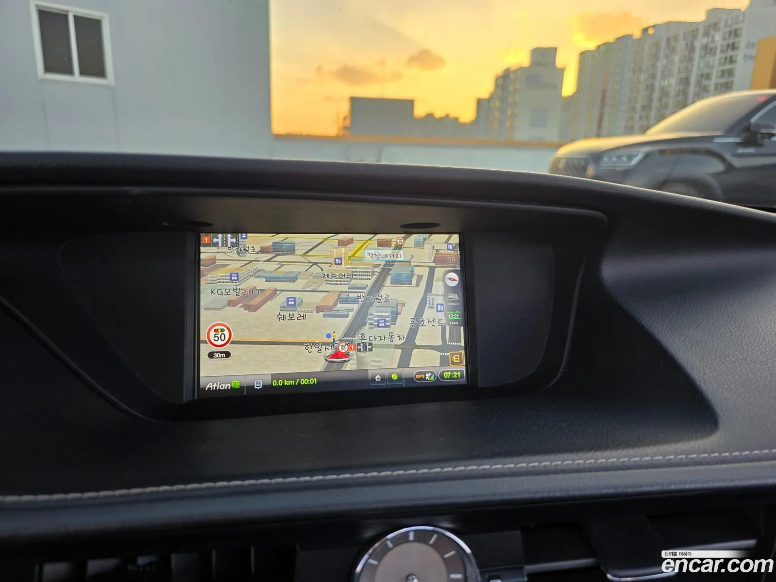 Lexus ES300h 2018 — 17