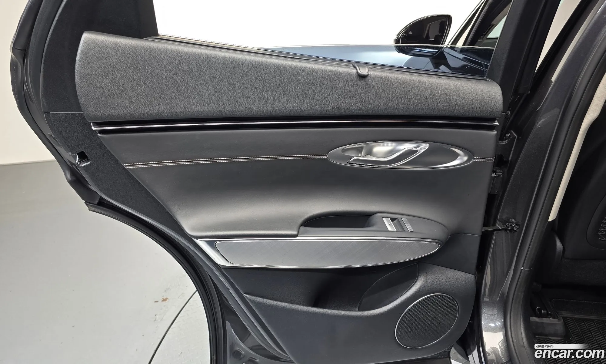 Genesis Electrified GV70 2022 — 28