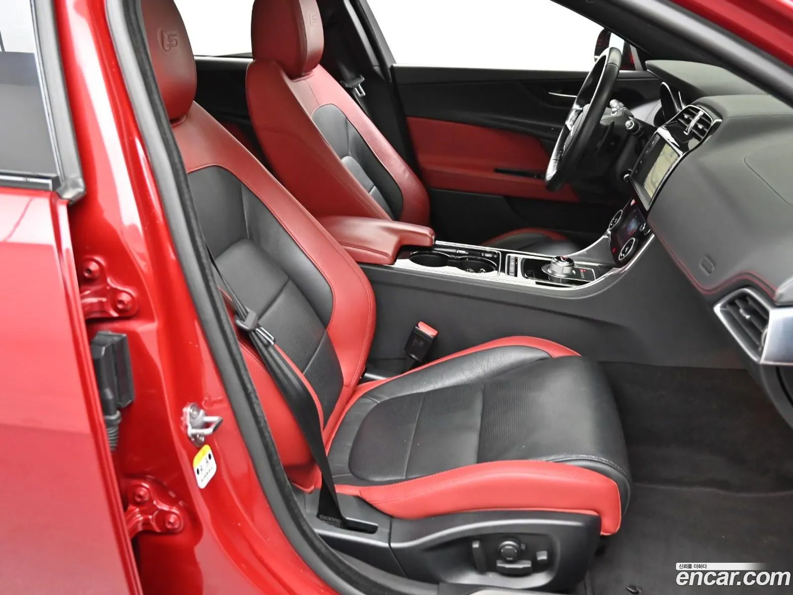 Jaguar XE 2016 — 12