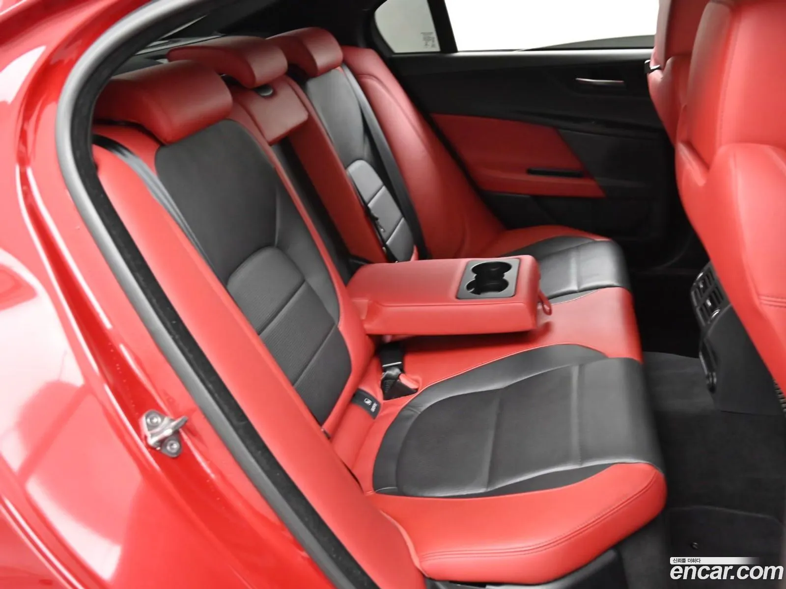 Jaguar XE 2016 — 16