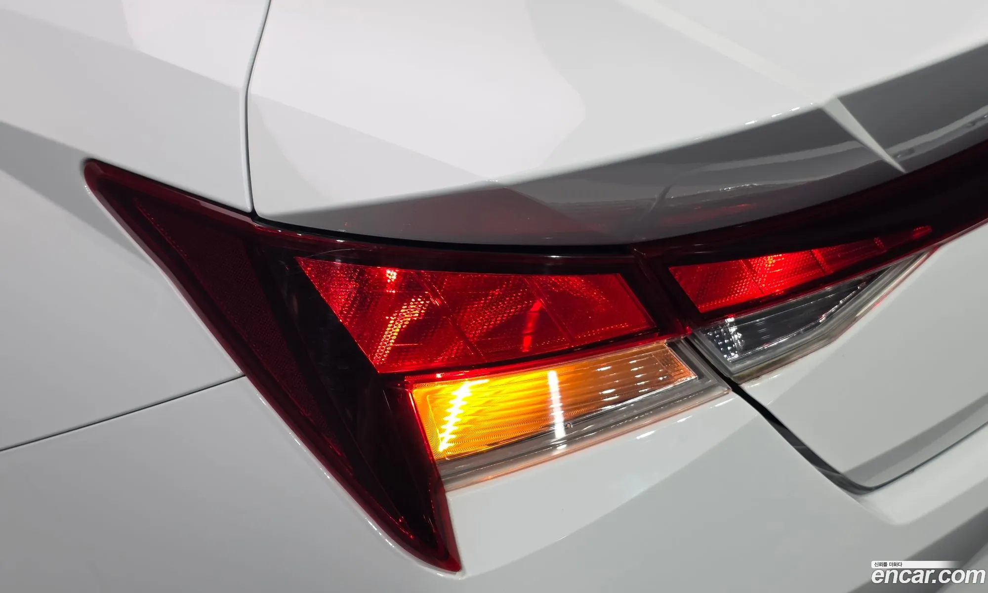 Hyundai Elantra Hybrid 2022 — 30