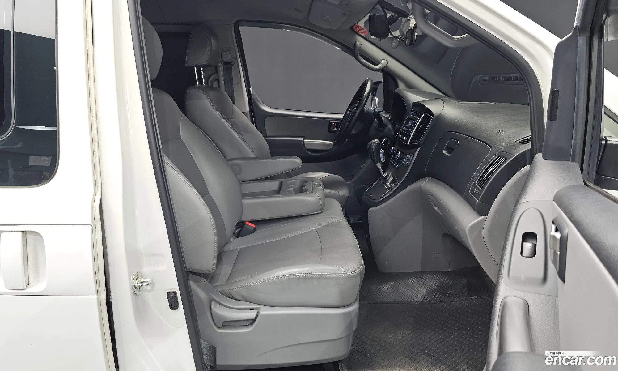 Hyundai Grand Starex 2018 — 29