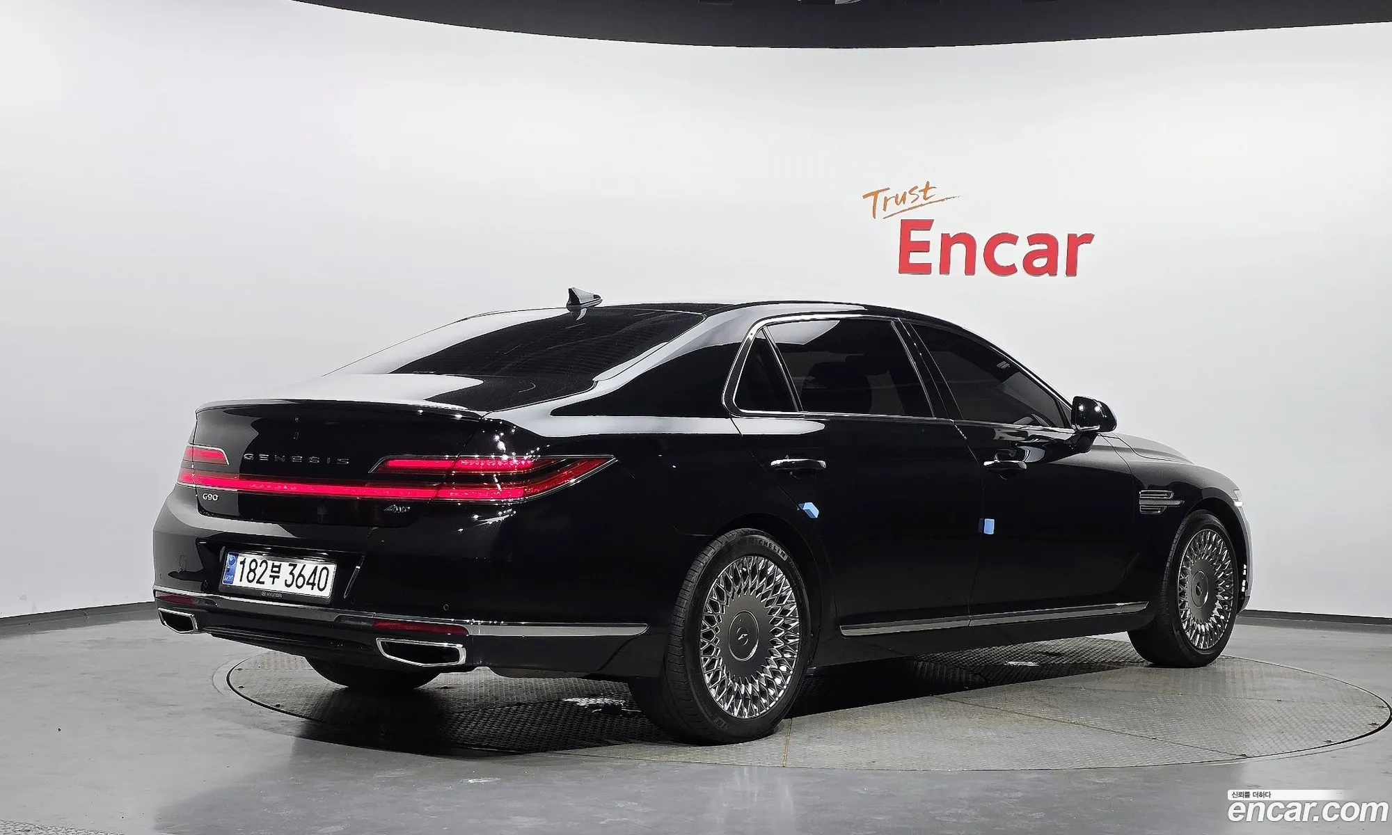 Genesis G90 2021 KMHG241DDMU094582 — 8