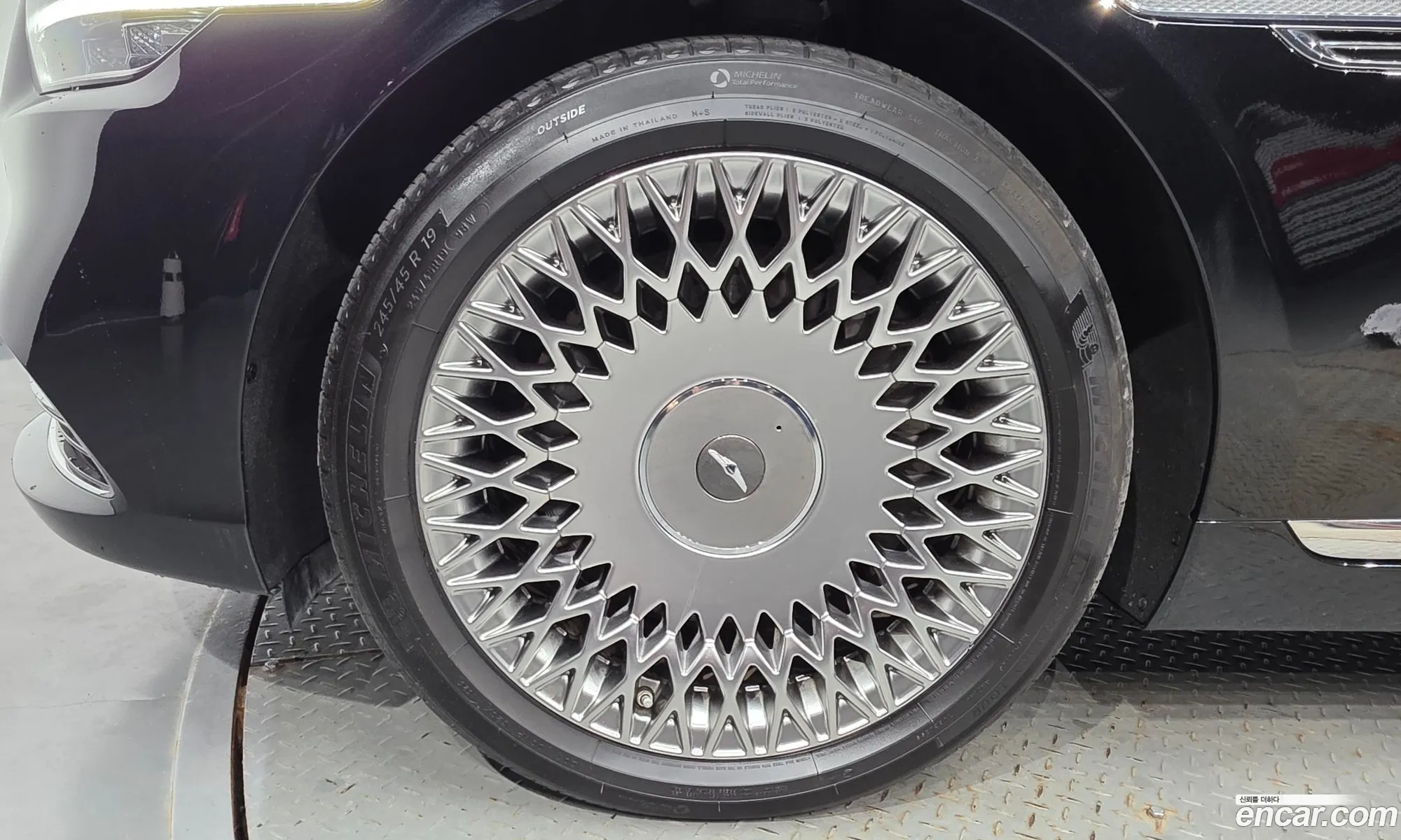 Genesis G90 2021 KMHG241DDMU094582 — 7